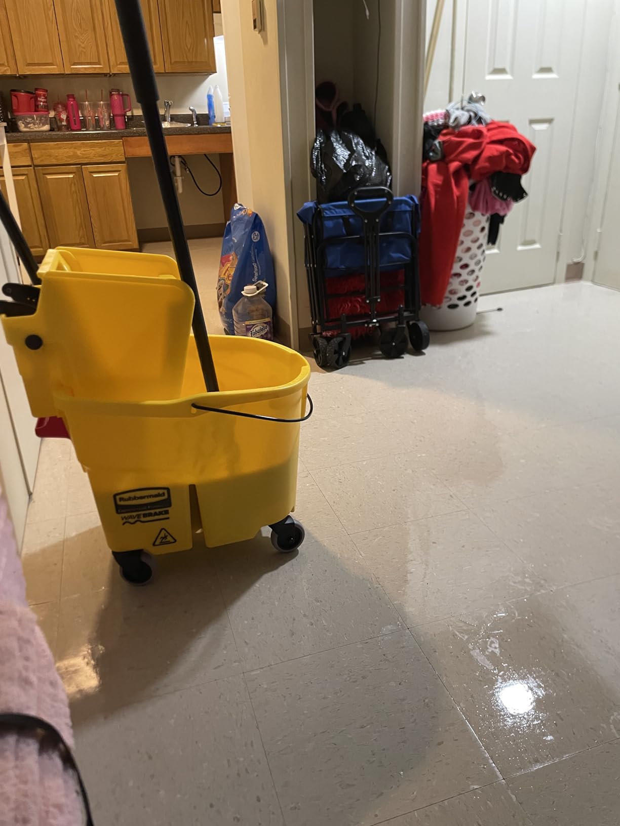 Rubbermaid Commercial Products WaveBrake 26 Qt. Side-Press Mop Bucket and Wringer Combo on Wheels, Yellow, for Professional/Industrial/Business Heavy-Duty Floor Cleaning/Mopping customer photo 1
