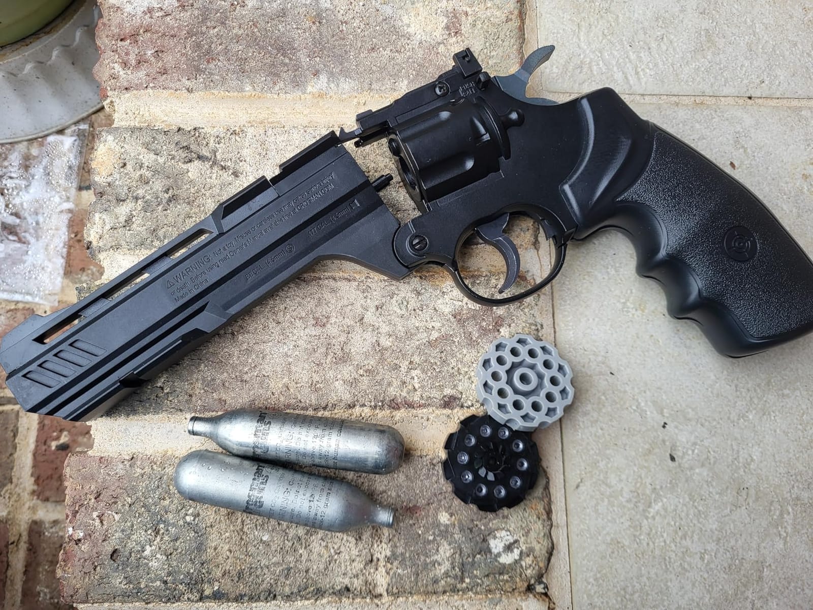 Crosman Vigilante CO2 .177-Caliber Pellet and BB Revolver - 10-Shot Pellet Clip, 6-Shot BB Clip - 465 FPS - Black customer photo 2