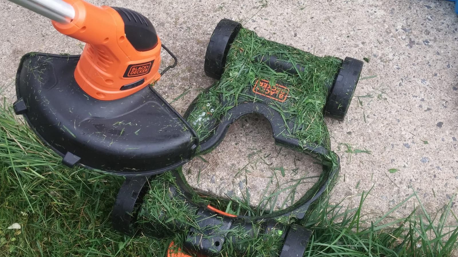 BLACK+DECKER Weed Eater, Lawn Edger and Cordless Lawn Mower 3 in 1 Combo, Includes (2) Batteries, Charger, 12 Inch Battery Powered String Trimmer and Lawnmower, Adjustable Length and Height (MTC220) customer photo 1