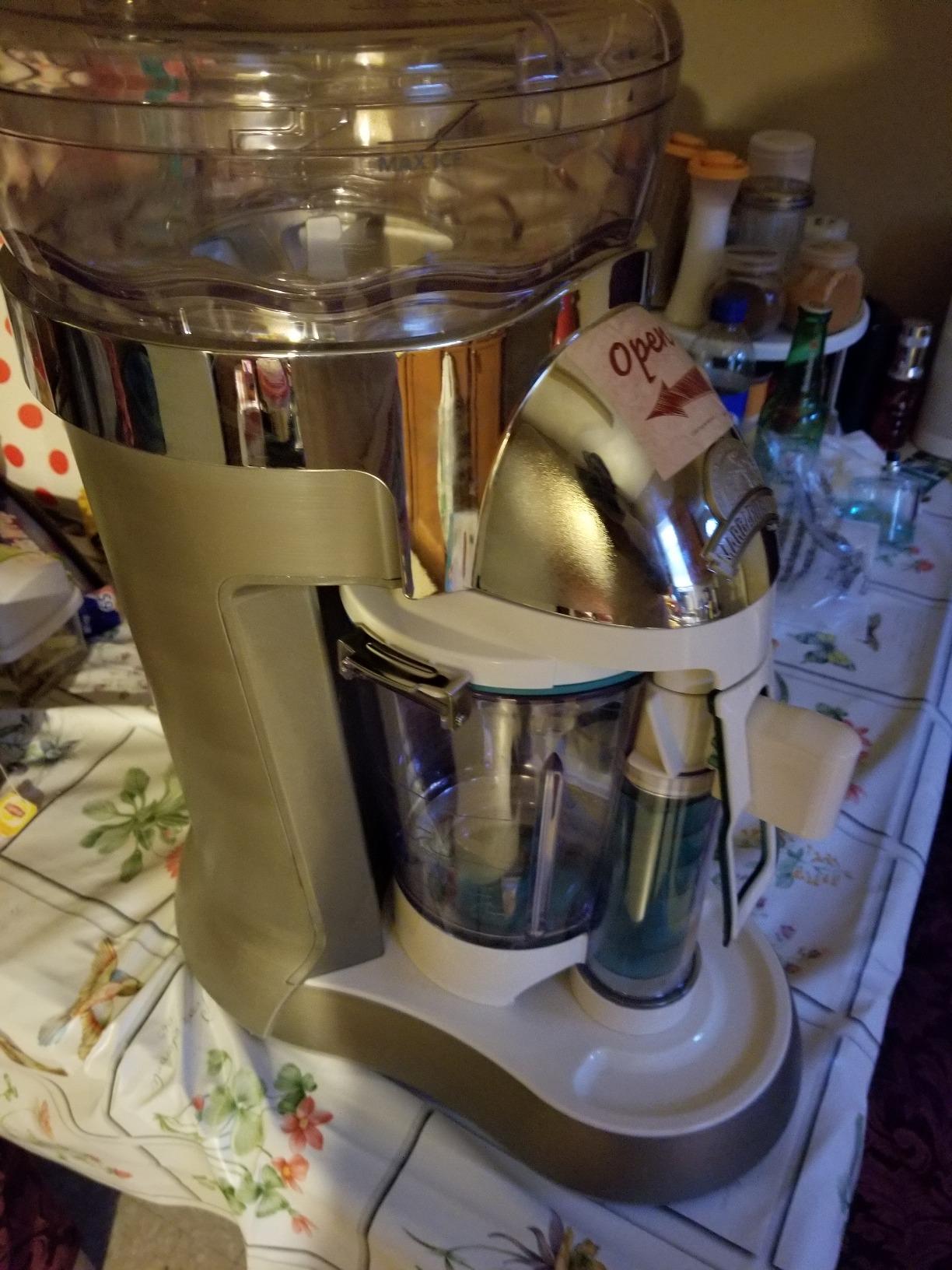 Margaritaville Bali Frozen Concoction Maker with Self-Dispensing Lever, Automated Drink Mixer for Smoothies, Margaritas, Daiquiris, and Colada, 60 oz. Jar, Gray customer photo 2