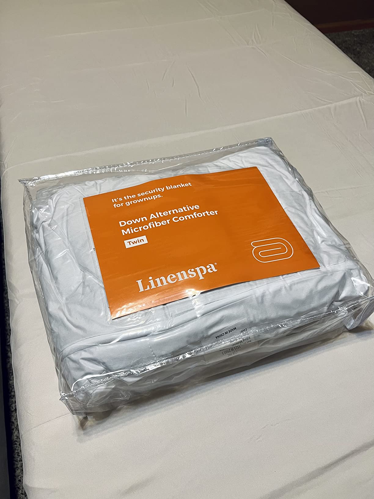 Linenspa White Down Alternative Comforter and Duvet Insert, for Queen Size Bed – All-Season Comforter with Box Stitch and 8 Duvet Loops – Bedding for Kids, Teens, and Adults customer photo 1
