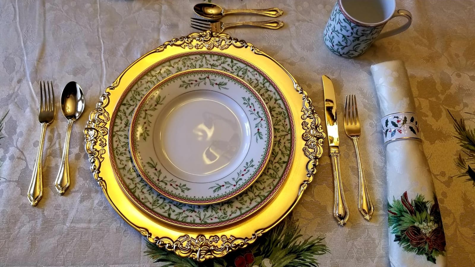 Mikasa Holiday Traditions Dinnerware Set with Mugs (16 Piece) customer photo 2