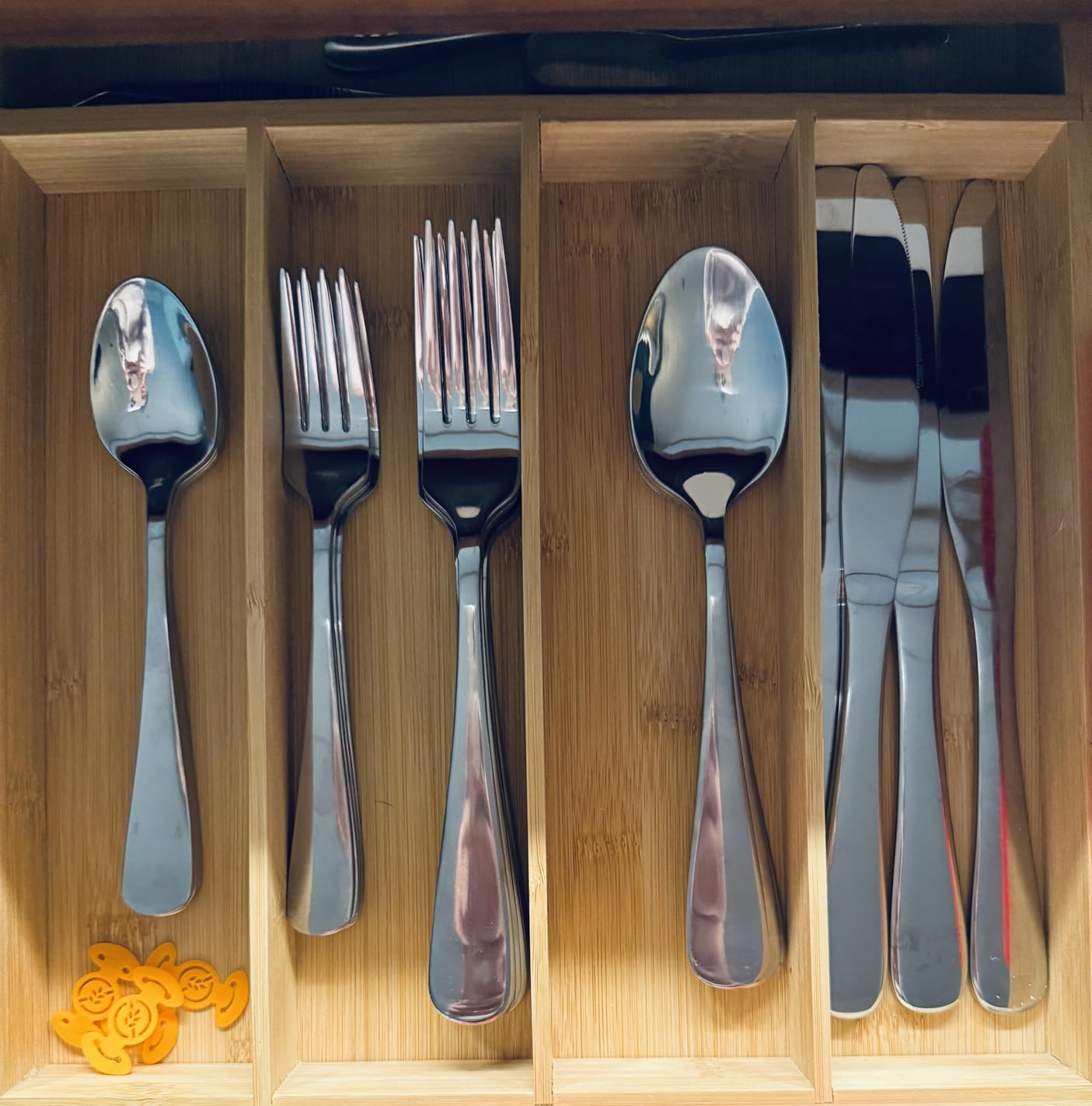 Amazon Basics Silverware Set, Stainless Steel Flatware, Dishwasher Safe, Service for 4, 20-Piece Forks and Spoons, Round Edge, Everyday Use customer photo 2