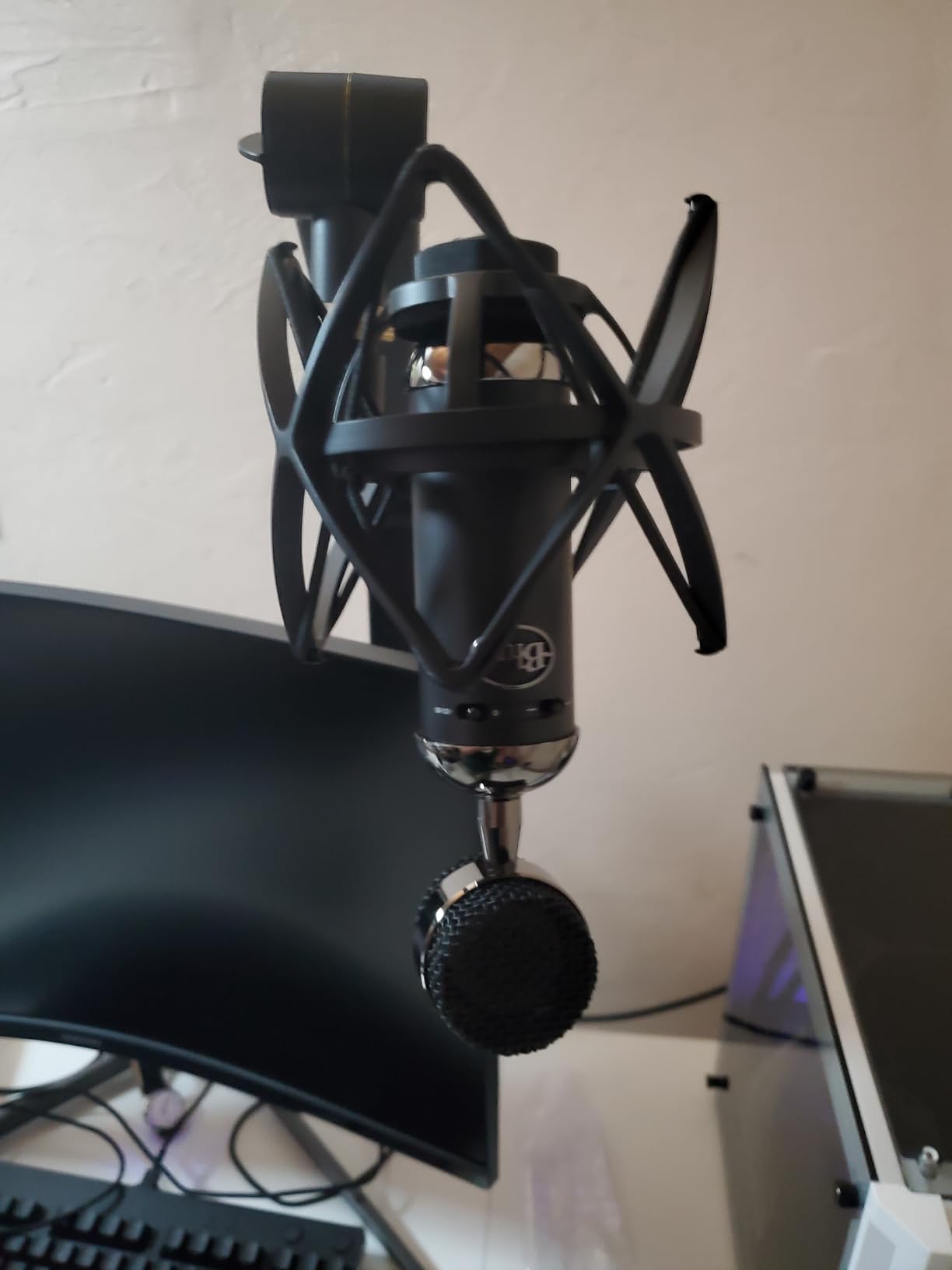 Blue Blackout Spark SL XLR Condenser Microphone for Pro Recording, Streaming, Podcasting, Gaming, with Large Diaphragm Cardioid Mic Capsule, Shockmount, Detailed Natural Sound, Protective Case - Black customer photo 1