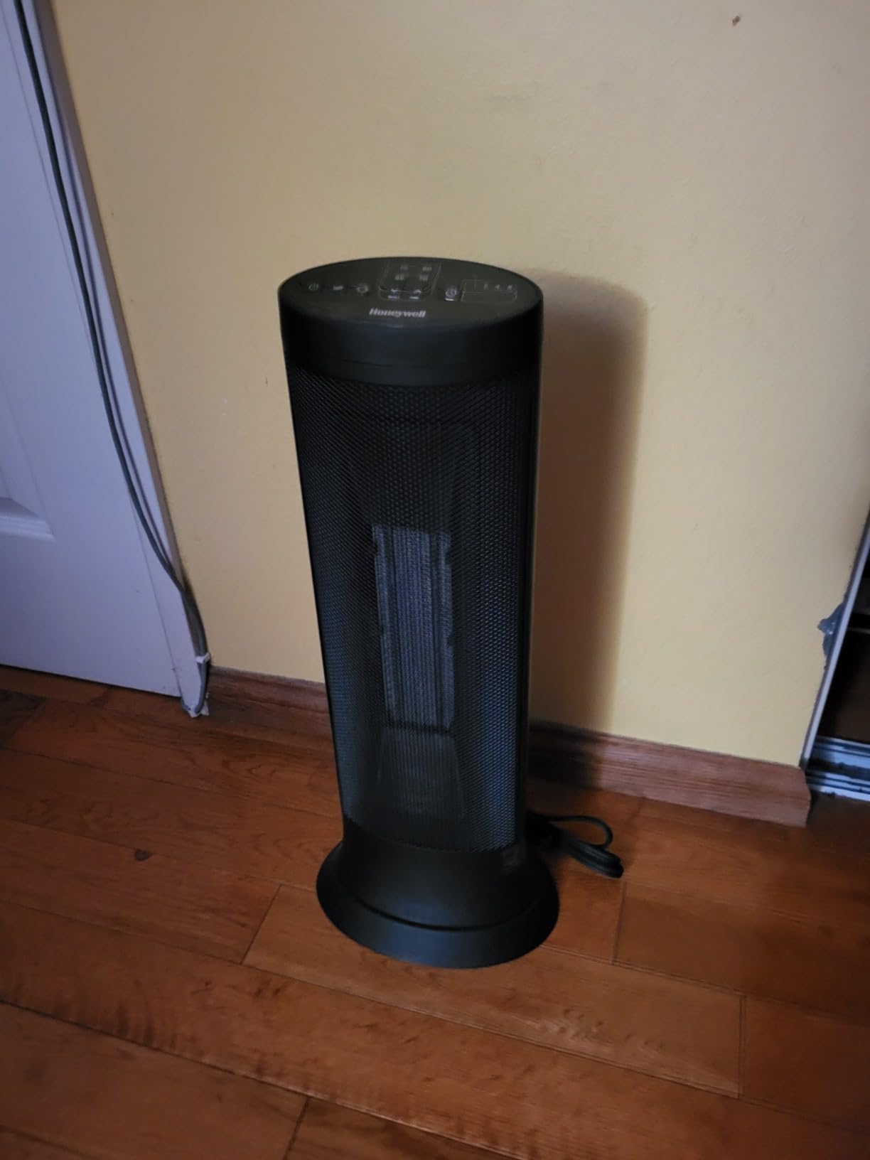 Honeywell Slim Ceramic Tower Heater, Large Room, Black customer photo 1