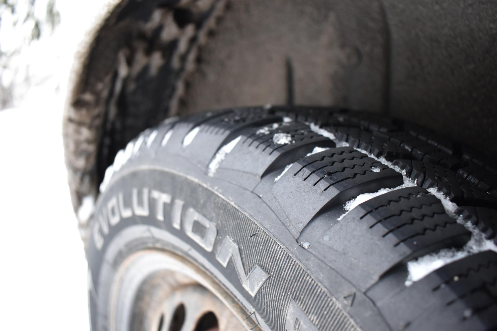 Cooper Evolution Winter 225/50R17 94H Tire customer photo 2