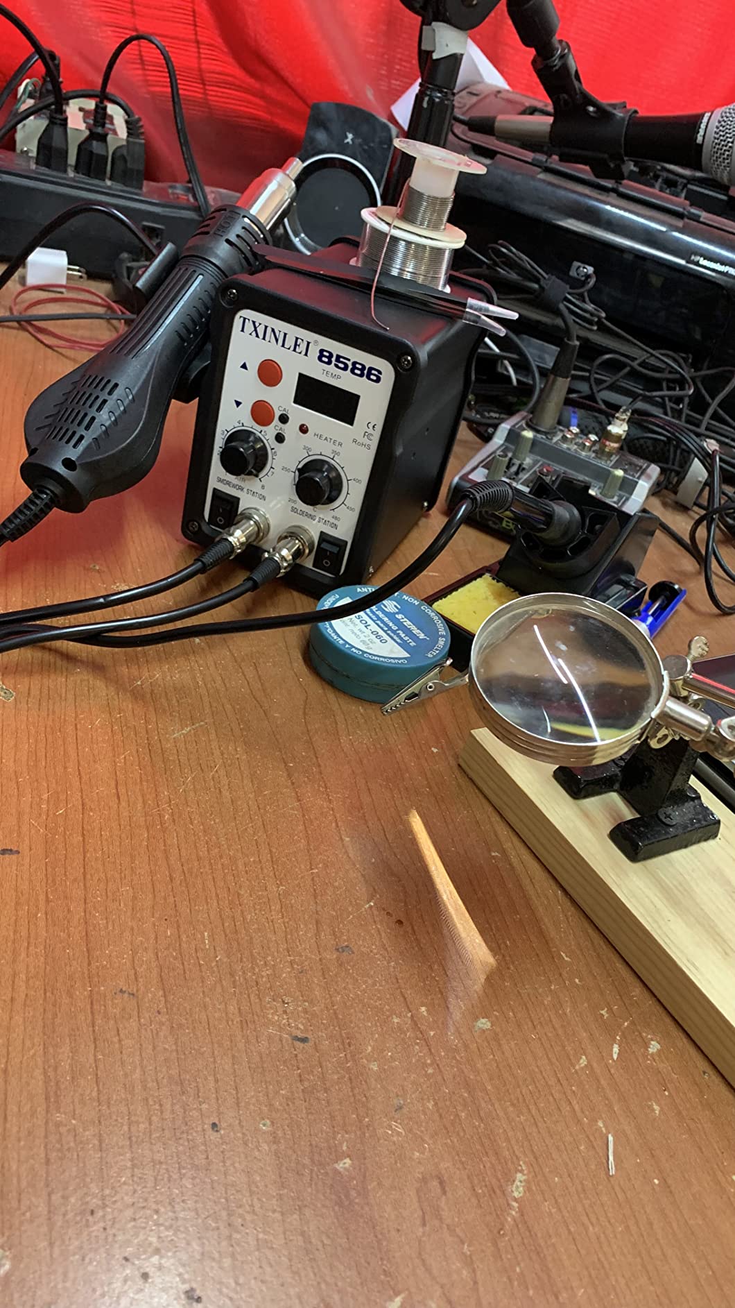 8586 110V Solder Station, 2 in 1 Digital Display SMD Hot Air Rework Station and Soldering Iron, 12pcs Different Soldering Tips, Tweezers,Desoldering Pump,700W 480℃ customer photo 1