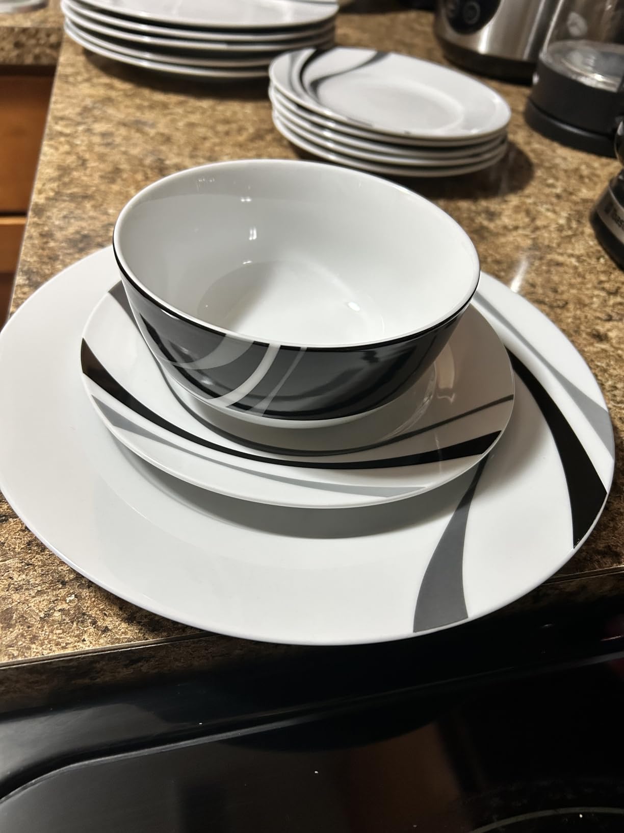 Amazon Basics 18-Piece Complete Kitchen Dinnerware Set, Microwave and Dishwasher Safe, Plates, Dishes, Bowls for Everyday Use, Service for 6, White Porcelain Coupe customer photo 1