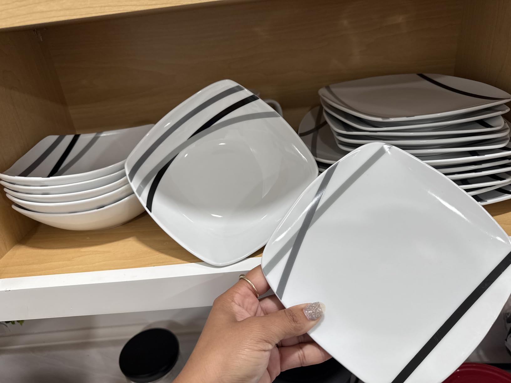 Amazon Basics Square Dinnerware Set for 6, Plates and Bowls for Kitchen, 18-Piece, Dishwasher and Microwave Safe, Modern Beams customer photo 2