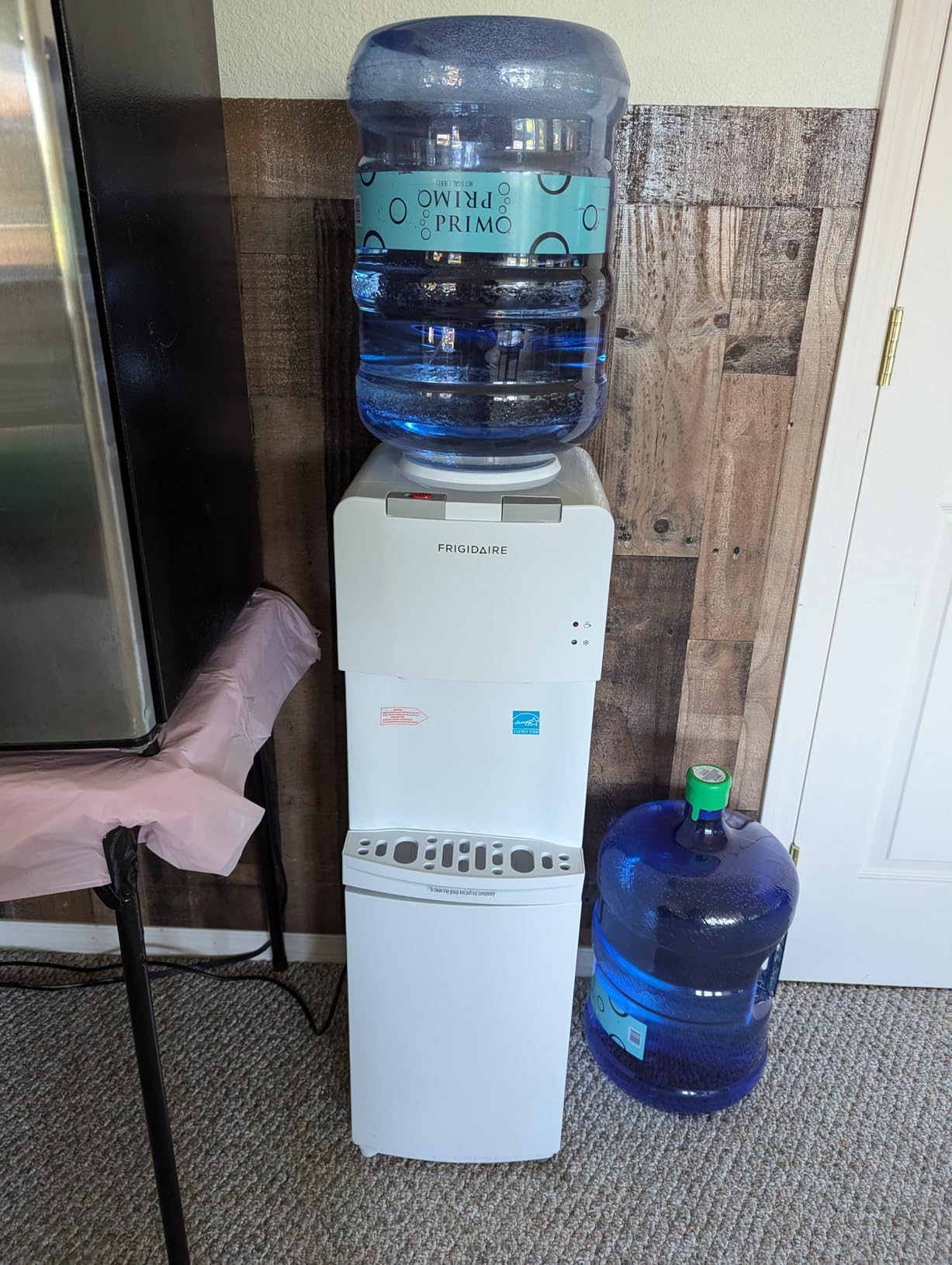Frigidaire EFWC498 - Top Loading Cooler Dispenser -Hot & Cold Water - Child Safety Lock - Innovative Slim & Sleek Design, Holds 3 or 5 Gallon Bottles - Black customer photo 2