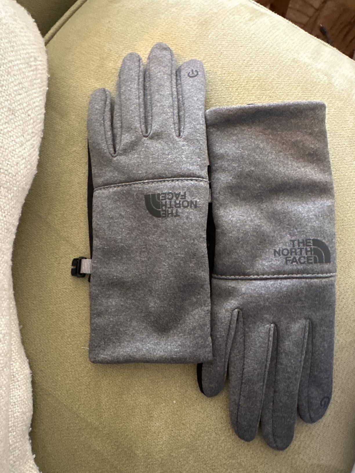 THE NORTH FACE Women's Etip Recycled Glove | Touchscreen Compatible Winter Running Gloves With Silicone Grippers customer photo 2