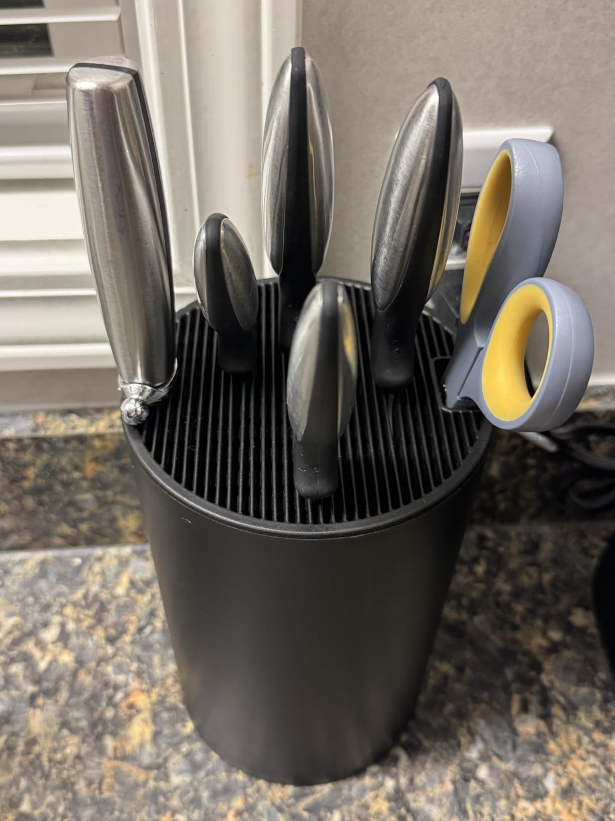 Knife Block Without Knives, Cookit Universal Round Knife Block Only, Detachable Knife Holder for Easy Cleaning, Space Saver Knife Storage Holder with Scissors Slot, Black customer photo 1