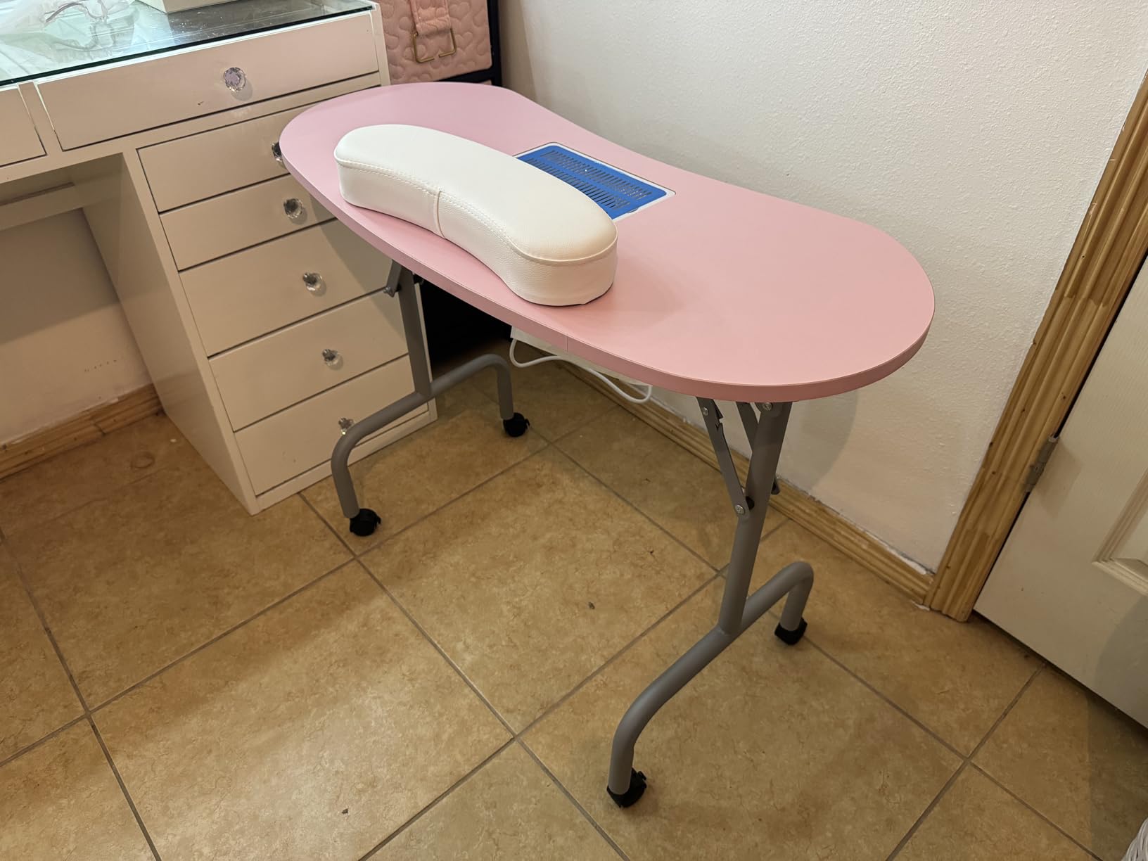 AGESISI Portable Manicure Table Foldable Nail Desk with Dust Collector Professional Nail Tech Table for Technician Spa Salon Workstation, Client Wrist Pad Carry Bag 4 Lockable Wheels, 36-inch, Pink customer photo 2