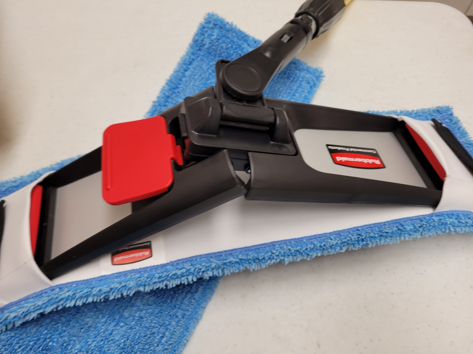 Rubbermaid Commercial Products Microfiber Adaptable Flat Mop Kit for WaveBrake Yellow Extendable Handle for Heavy-Duty Cleaning/Hardwood/Tile/Laminated Floors in Kitchen/Lobby/Office customer photo 2