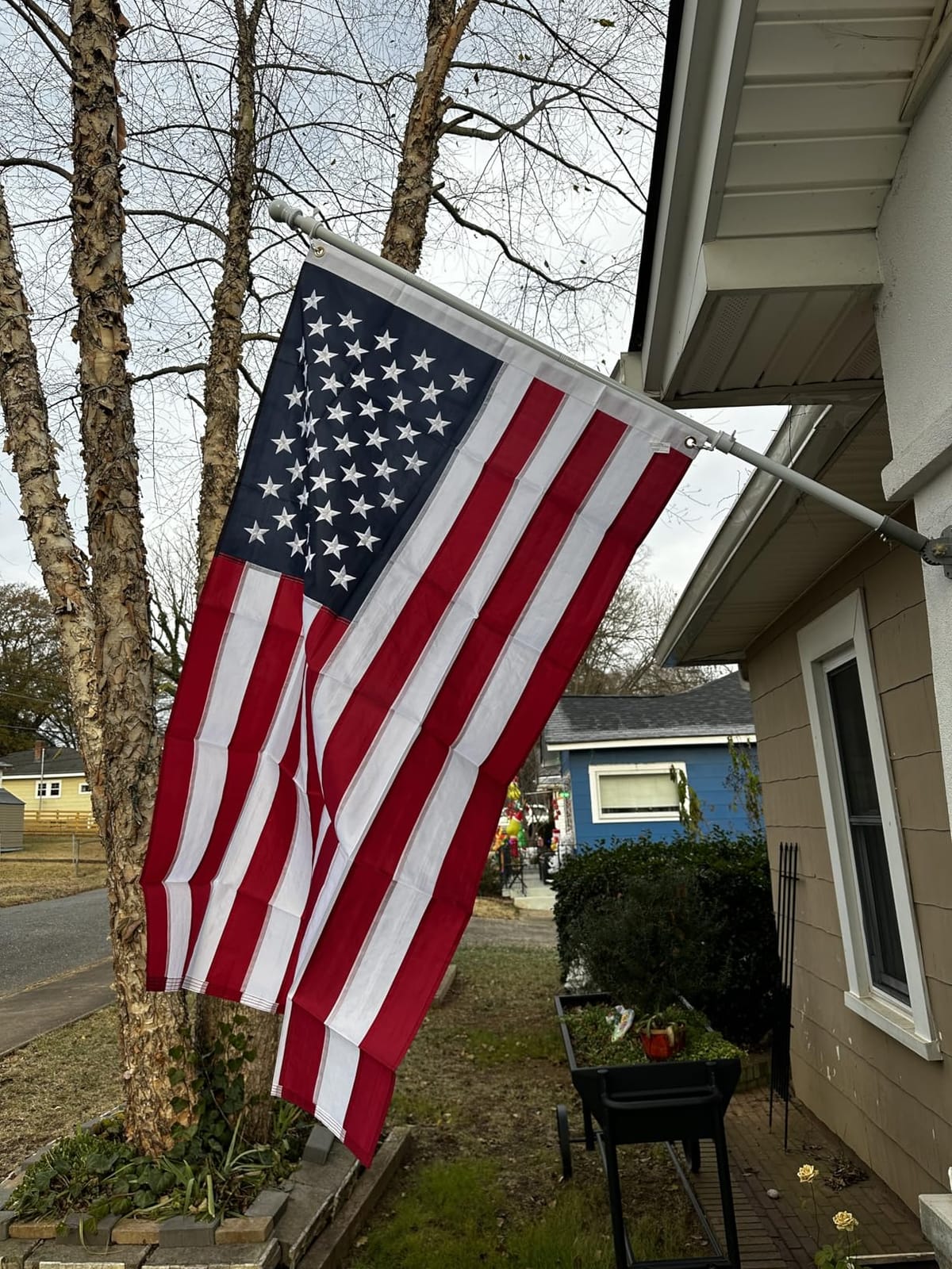 Flag Pole for Outside House, 5 FT Tangle-Free Heavy Duty, 45°/90° Bracket customer photo 1