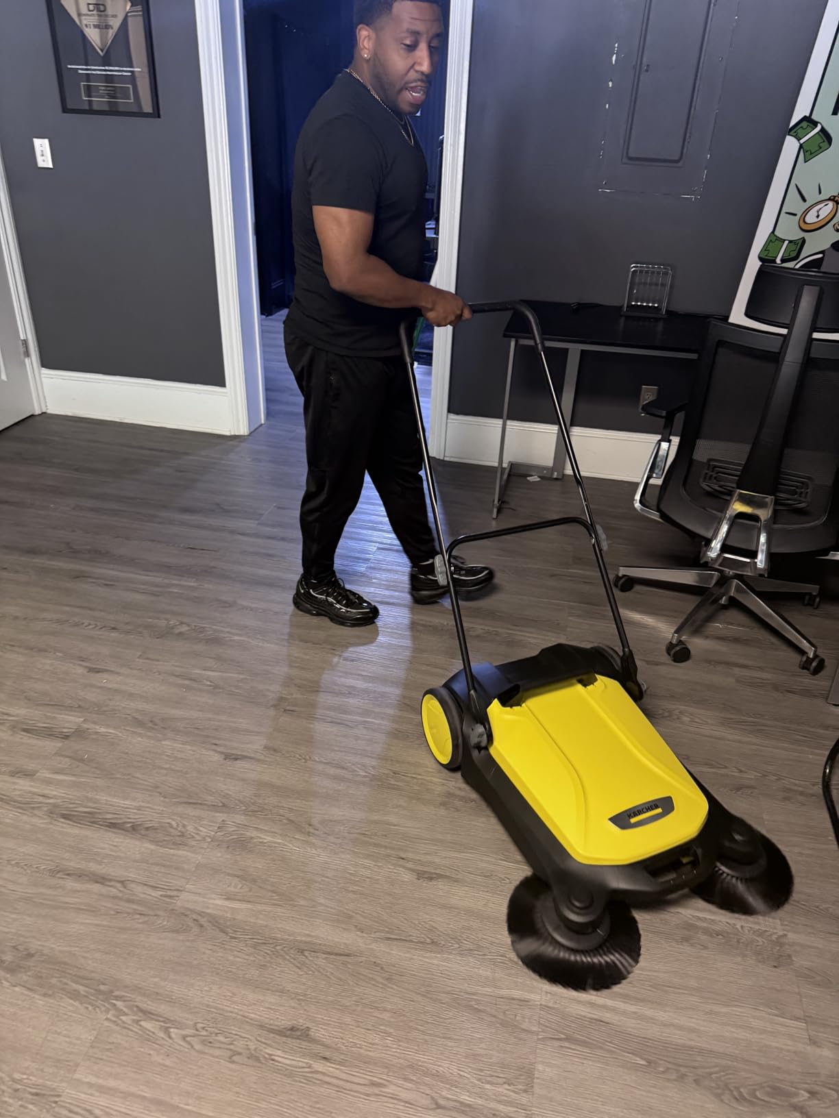 KÄRCHER Walk-Behind Outdoor Push Sweeper S 6 Twin, 10 Gallon Capacity customer photo 2