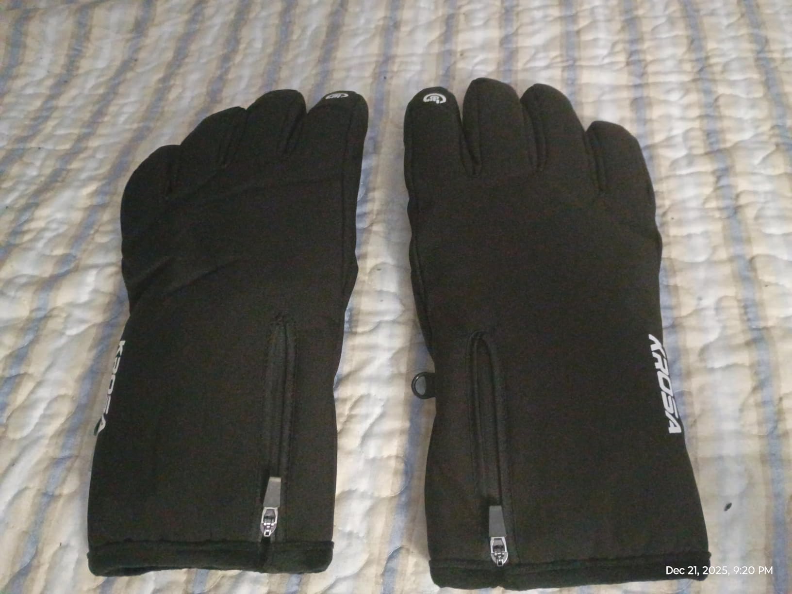 krosa Winter Gloves For Men Women Made with 3M Thinsulate, Waterproof Ski Gloves for Cold Weather with 10 Touchscreen Fingers customer photo 2