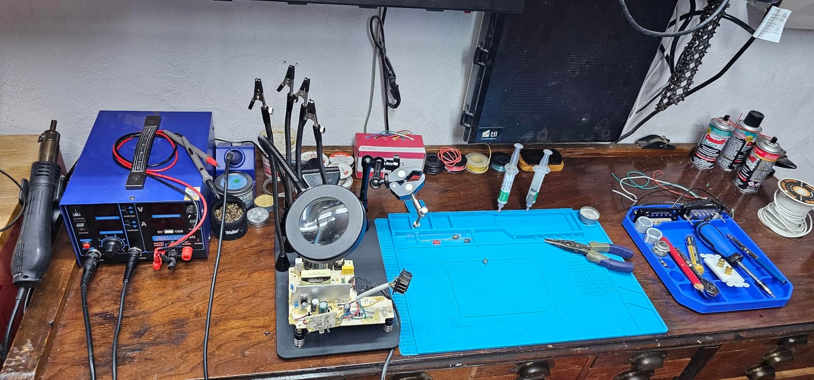 Magnetic Helping Hands Soldering Third Hand, PCB Circuit Board Holder with 3X LED Magnifying Lamp, 360 Hot Air Gun Holder, Extra Large & Heavy Duty Base Plate | Flexible Arms for Soldering Station customer photo 2