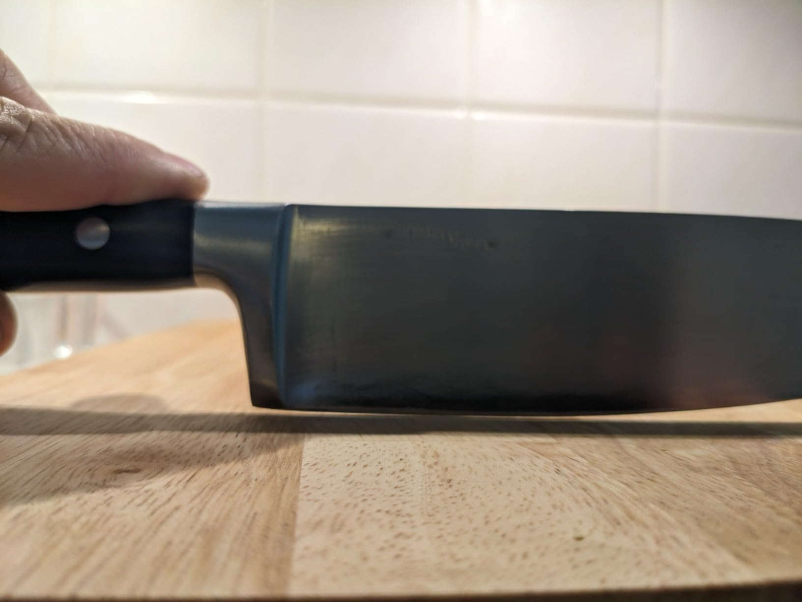 Amazon Basics Classic 8-inch Full Tang High Carbon Stainless Steel Chef's Knife, Multipurpose Kitchen Knife with Three Rivets, Silver customer photo 1
