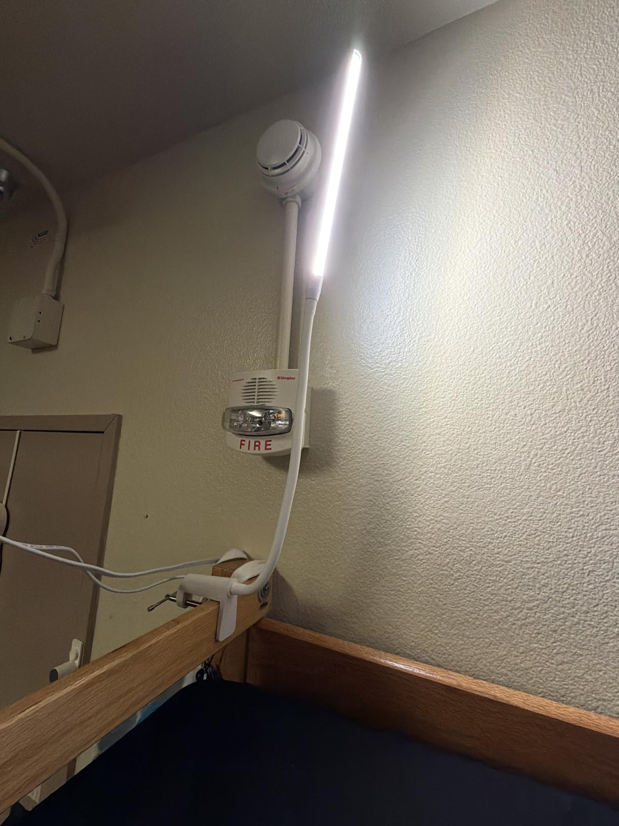 Lepro Clip on Desk Lamp, LED Reading Light with Clamp, 460LM 5W, Black customer photo 2