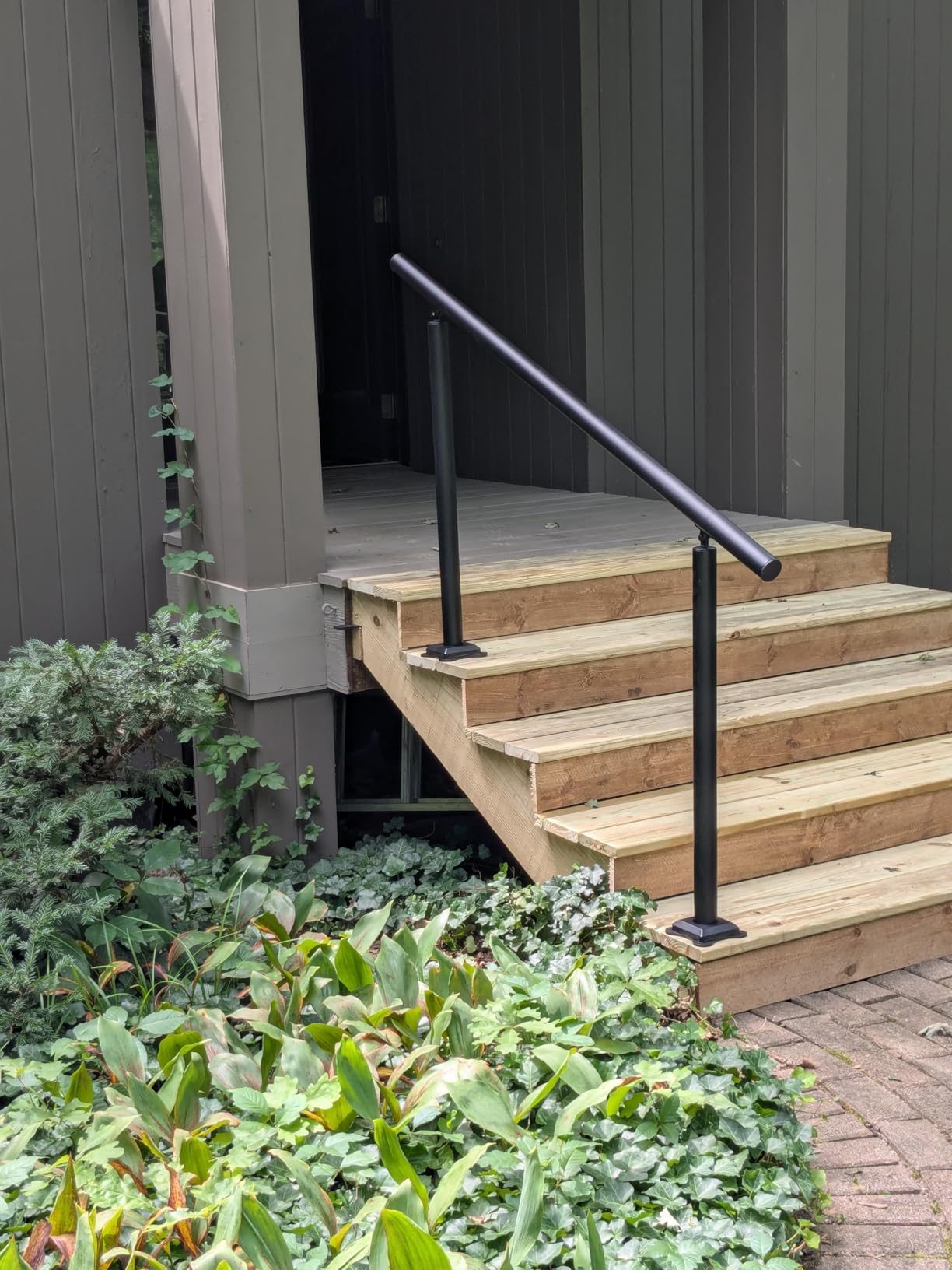 VEVOR Outdoor Stair Railing Kit, 5 FT Handrails 0-5 Steps, Adjustable Angle Black Aluminum Stair Hand Rail for The Elderly, Handrails for Indoor & Outdoor Steps customer photo 1
