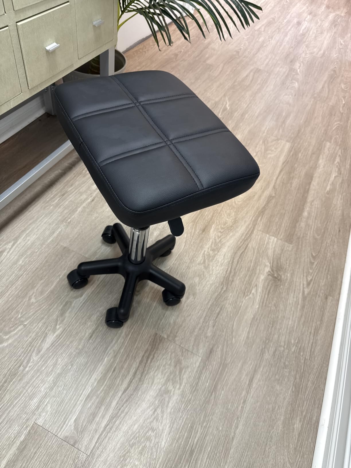 FURWOO Rectangle Rolling Stool with Wheels Height Adjustable Swivel Stool Chair for Spa Salon Massage Black customer photo 2