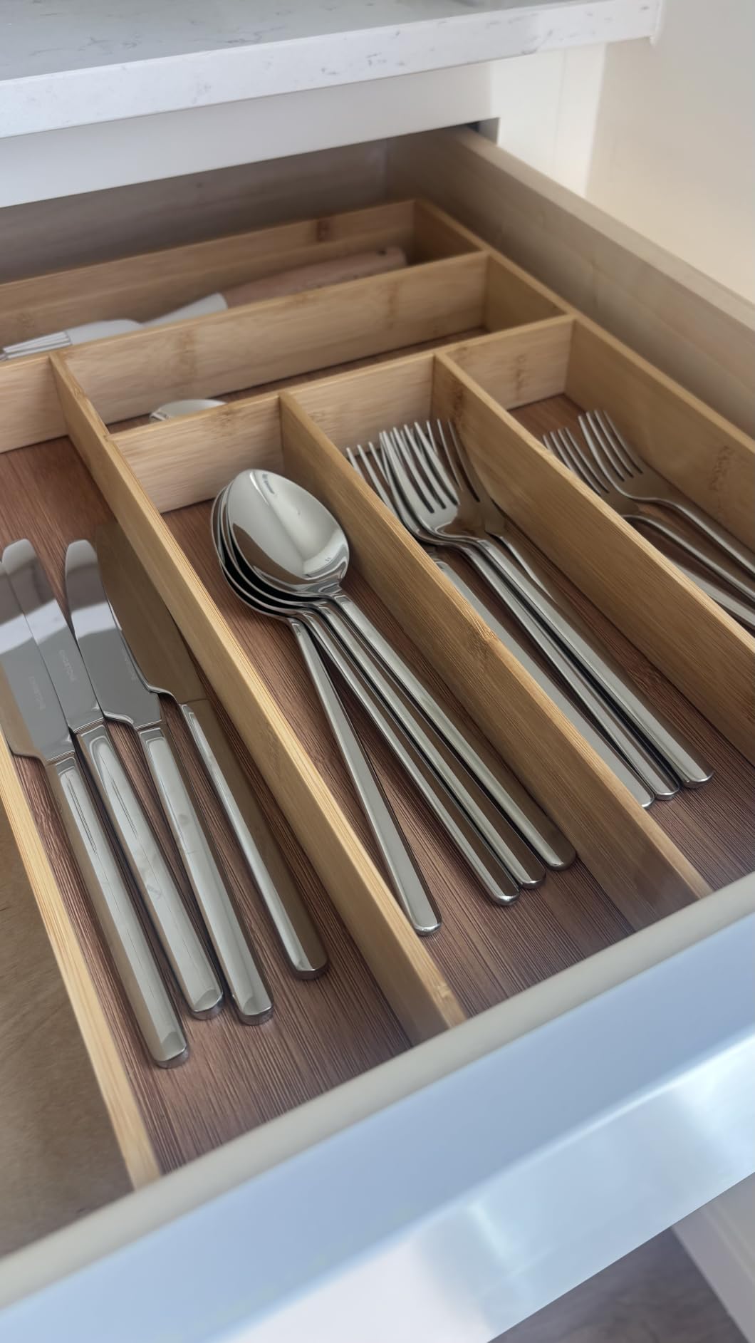 KINGSTONE 40 Piece Silverware Set, Flatware Set for 8, 18/10 Stainless Steel Cutlery Set Mirror Polished Modern Design Dishwasher Safe customer photo 1