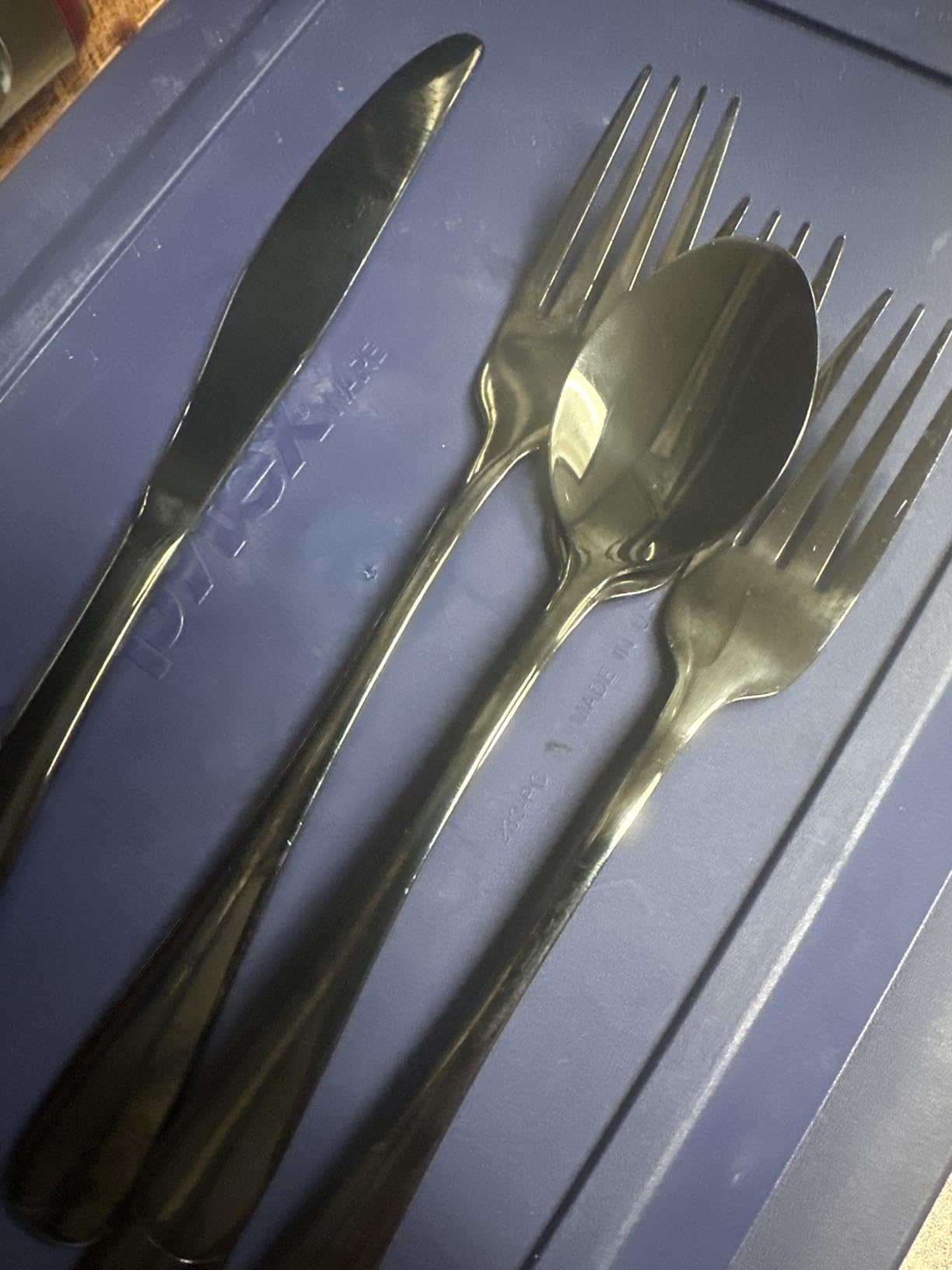 EWFEN 24-Piece Black Silverware Set with Steak Knives, Black Flatware Set for 4, Food-Grade Stainless Steel Tableware Cutlery Set, Mirror Finished Utensil Sets for Home Restaurant, Round Edge customer photo 2