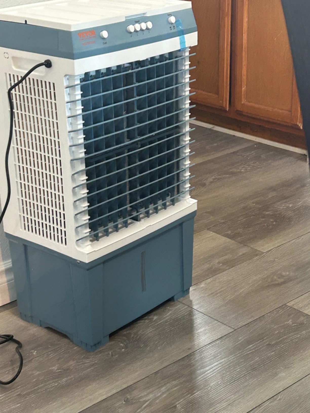 VEVOR Evaporative Air Cooler,1400 CFM 11X31 inch Air Cooler,3 Speeds Cooler Portable Air Conditioner,Energy-Saved Swamp Cooler for party,pool and patio,5 Gal Water Tank & 550 Sq.Ft… customer photo 1