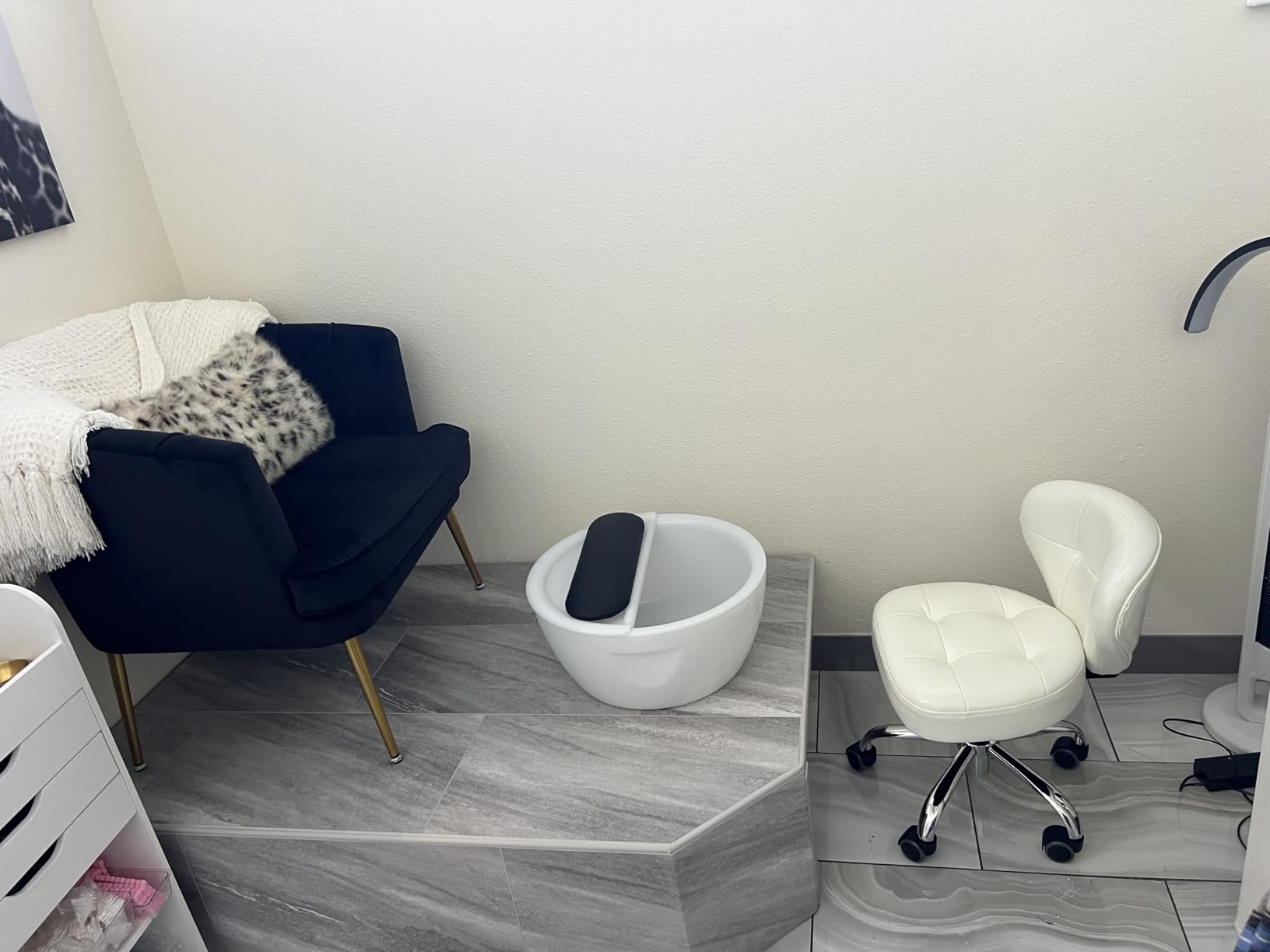 Paddie Pedicure Stool for Nail Tech, Hydraulic Salon Spa Stool Back Support Short Height Adjustable Swivel Chair, Massage/Tattoo/Esthetician/Shop/Medical, White customer photo 2
