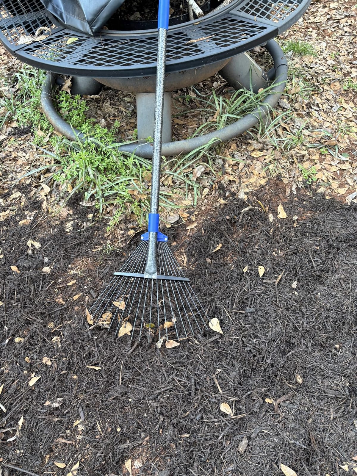 Adjustable Metal Leaf Rake Long Handle, Garden Rakes for Lawns Heavy Duty Leaves with Expandable Head 8-17