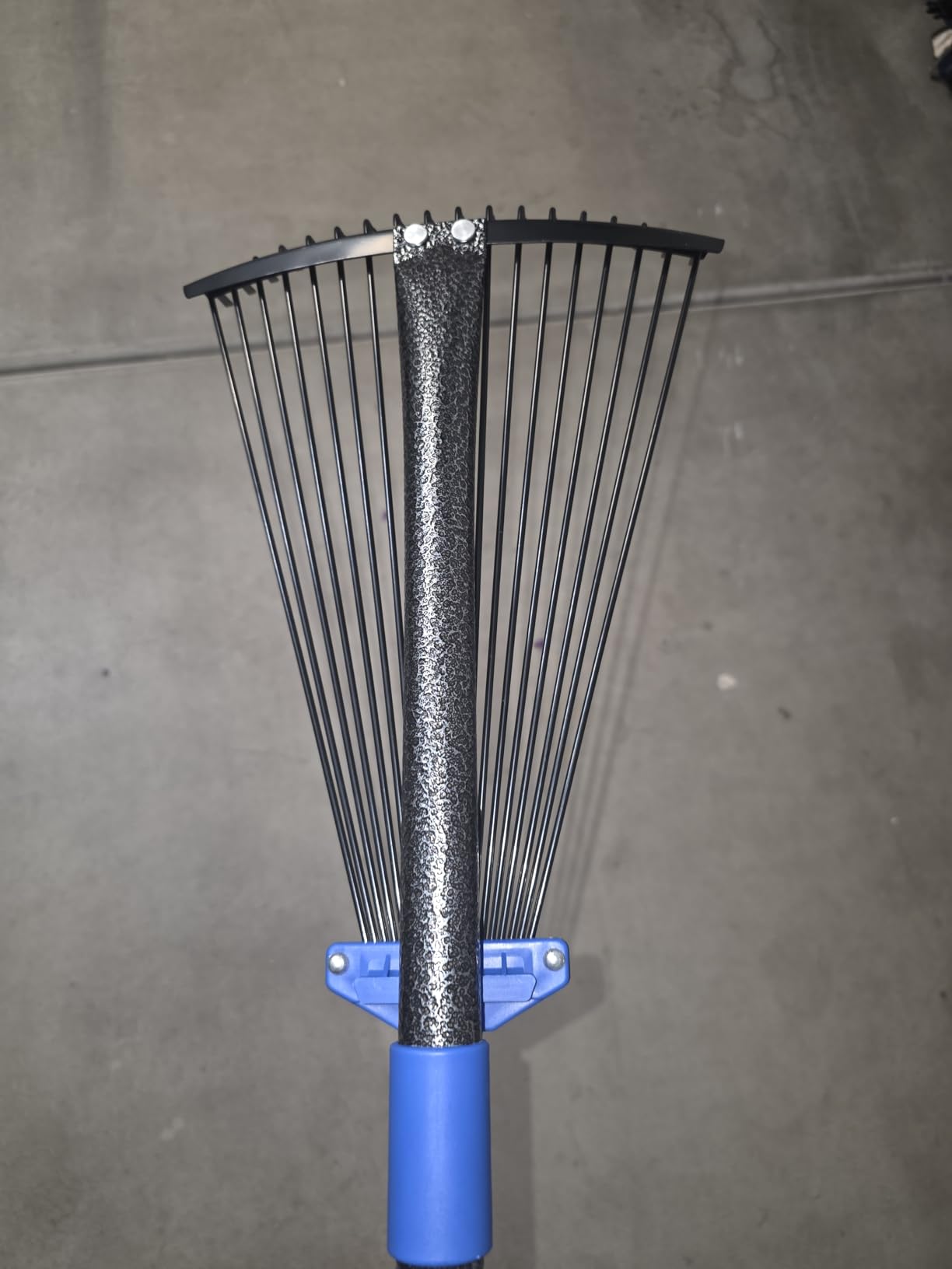 Adjustable Metal Leaf Rake Long Handle, Garden Rakes for Lawns Heavy Duty Leaves with Expandable Head 8-17