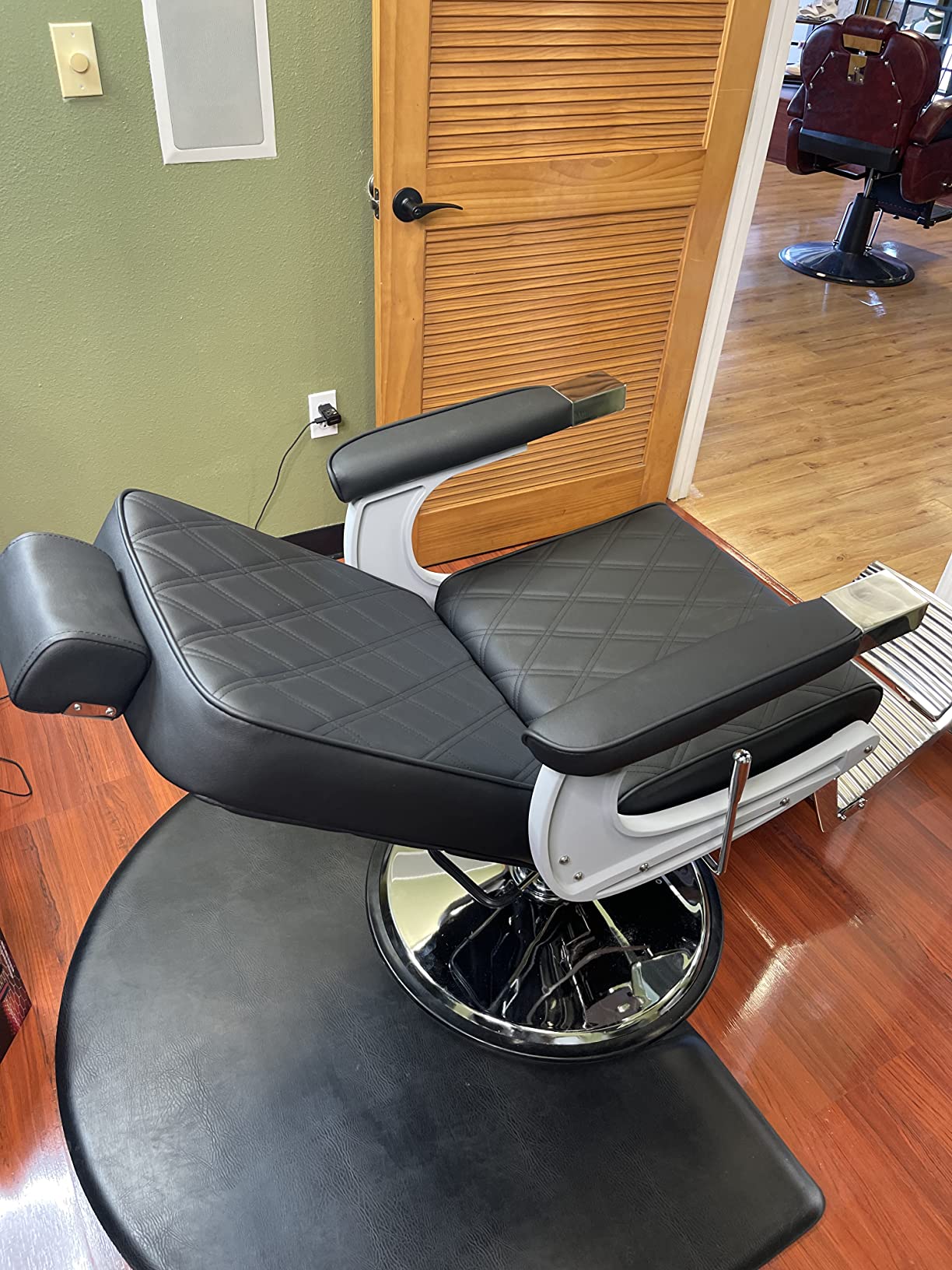 BarberPub Classic Heavy Duty Barber Chair for Hair Stylist, 3825 (Gold) customer photo 1