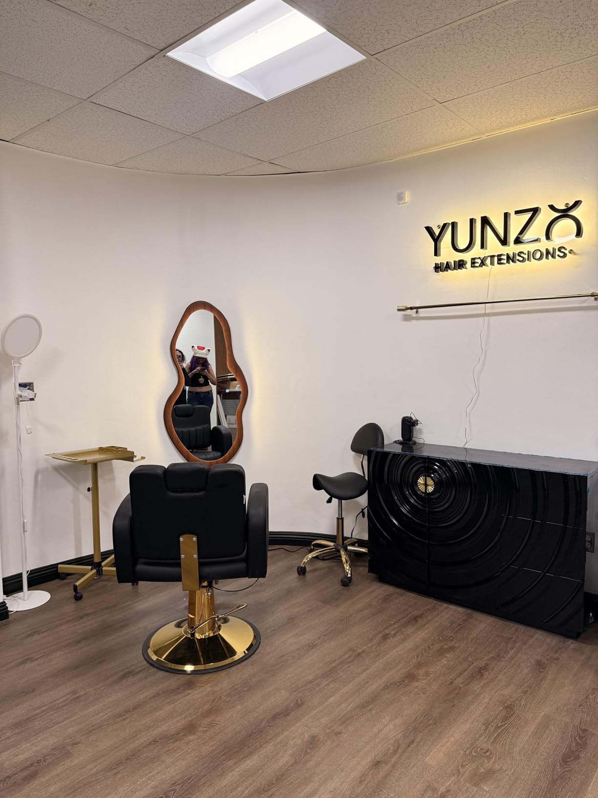 Baasha Reclining Salon Chair for Hair Stylist, 440 lbs Hydraulic Barber Chair with 135° Reclining Backrest, Removable Headrest, 360° Swivel, All Purpose Styling Chair, Black Gold customer photo 1