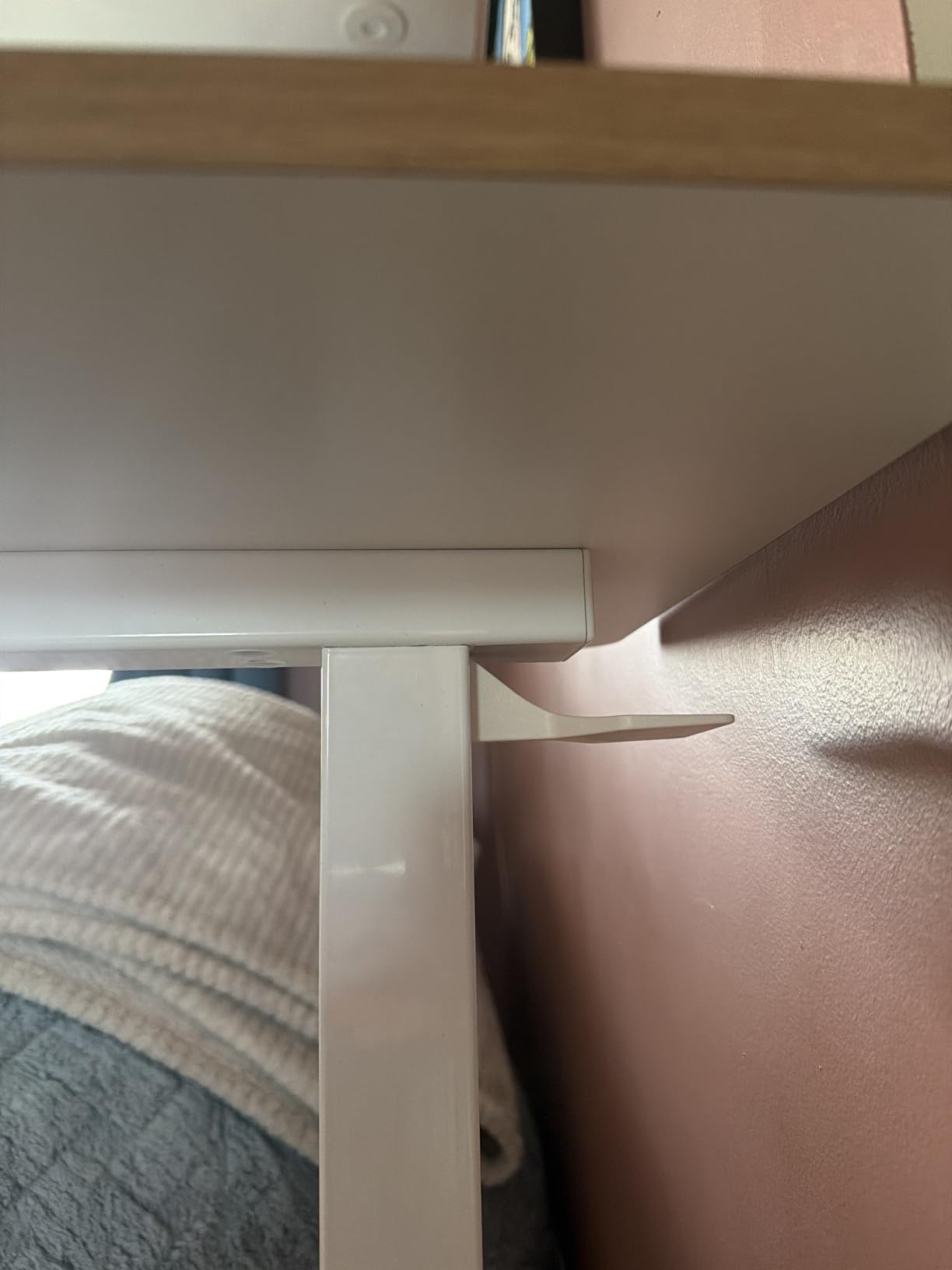 SANODESK 28''Pneumatic Adjustable Overbed Bedside Table with Hidden Casters customer photo 1