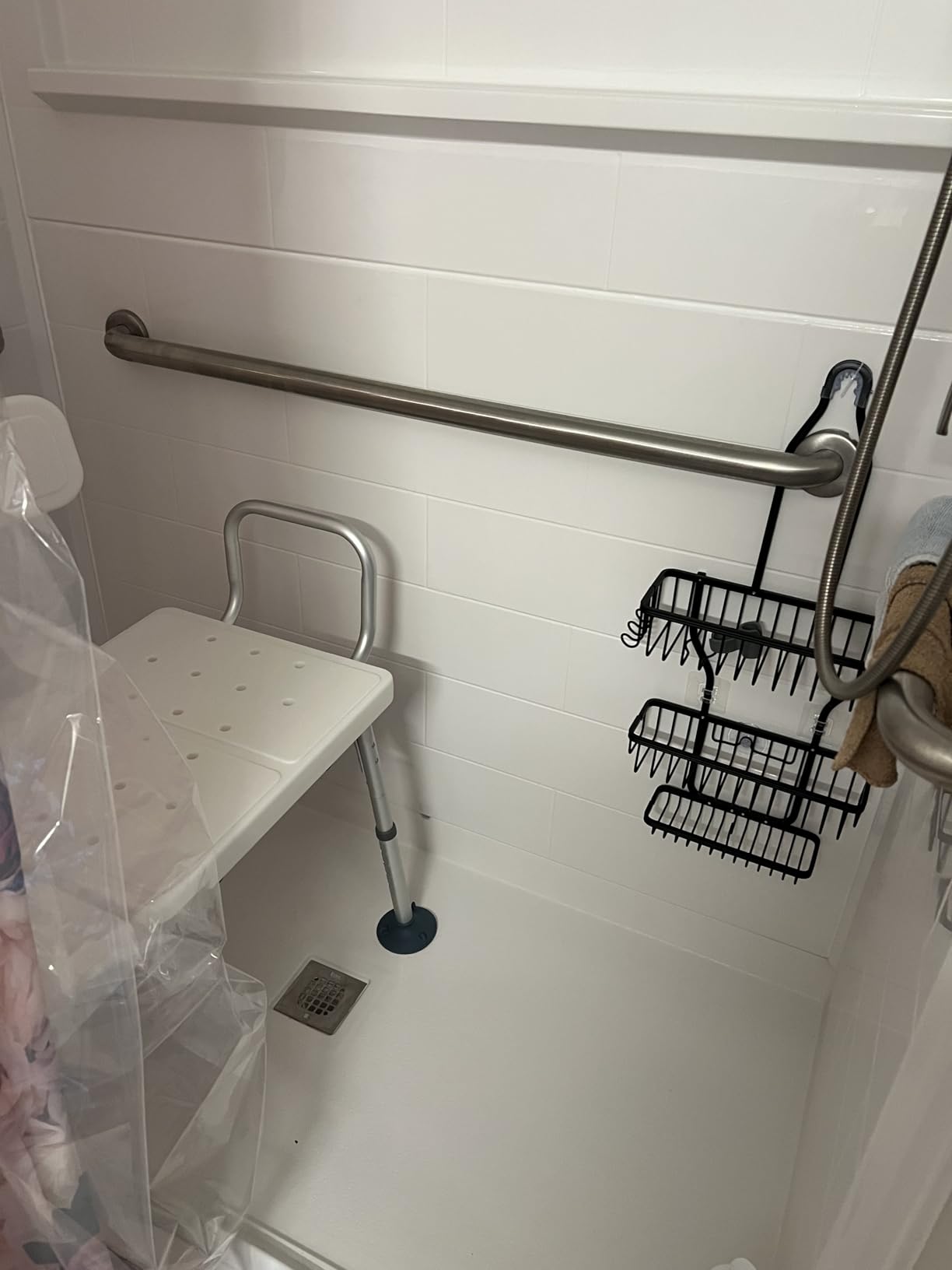 VEVOR Sliding Tub Transfer Bench with 360 Degree Swivel Seat, Height Adjustable Bathtub Transfer Bench with Armrest & Safety Belt, Non-Slip Rotating Shower Chair for Elderly Disabled, 400LBS Capacity customer photo 1
