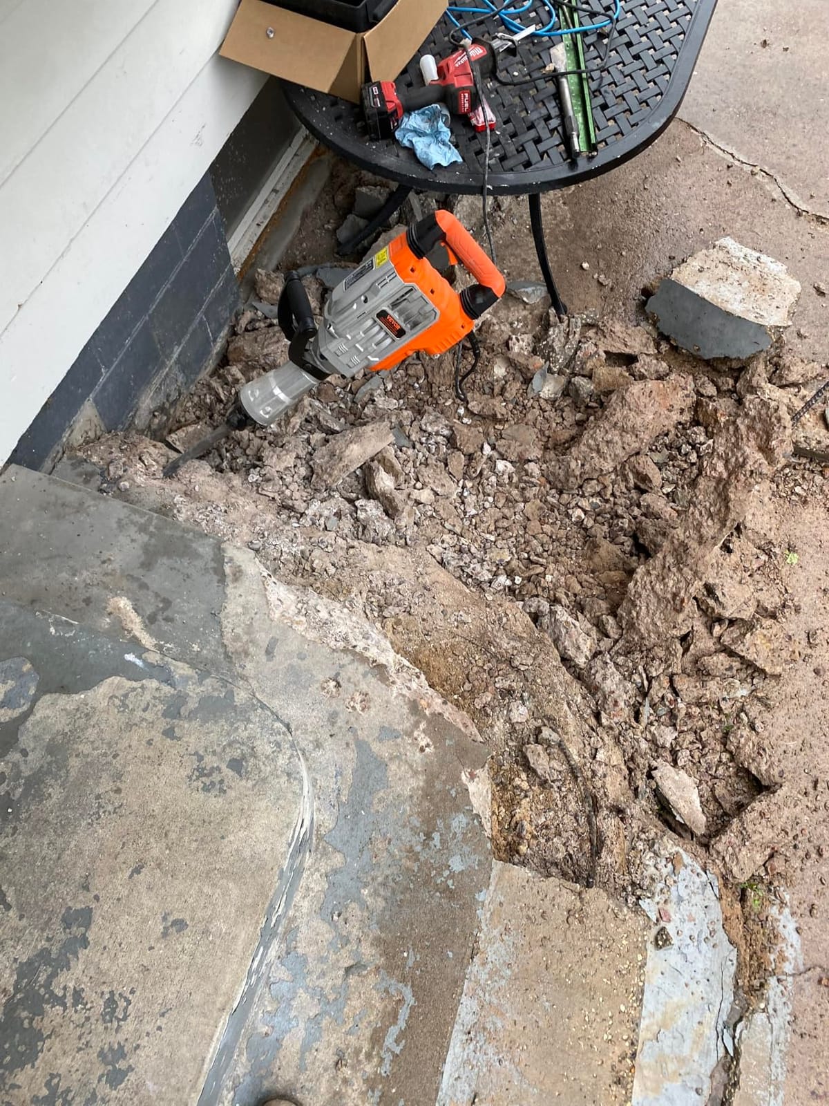 VEVOR 3500W Electric Demolition Hammer, 1900 BPM Durable Jack Hammer, Concrete Breaker with 2 Chisels, Gloves, and a 360° Rotatable Handle for Efficient Trenching, Black customer photo 2