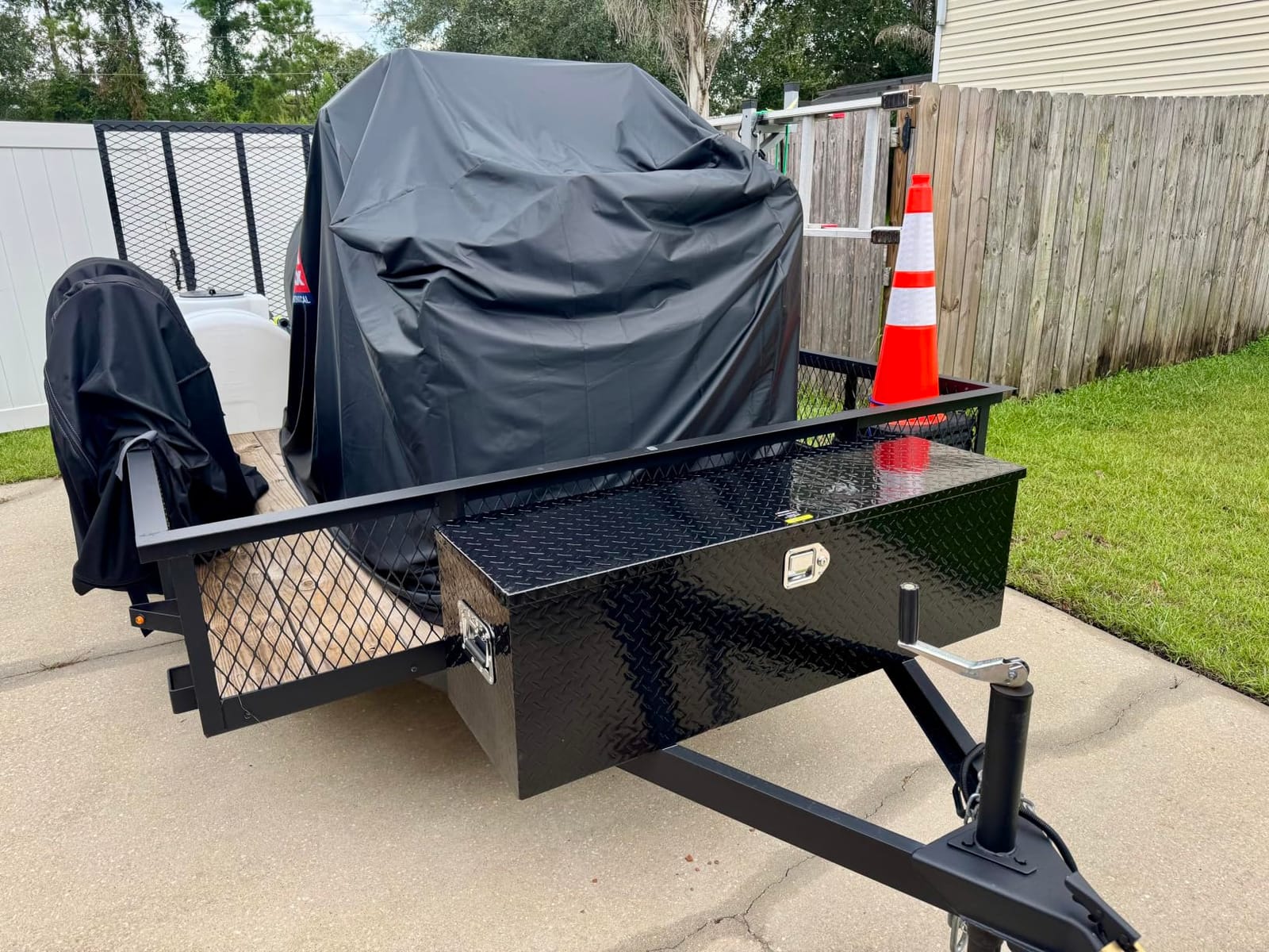 FORWODE 39 Inch Aluminum Truck Tool Box Lockable Truck Bed Tool Box Waterproof Truck Bed Storage Box with Gas Struts & Side Handle Truck Tool Chest for Pickup, Truck Bed, RV, Trailer & Garage (Black) customer photo 1