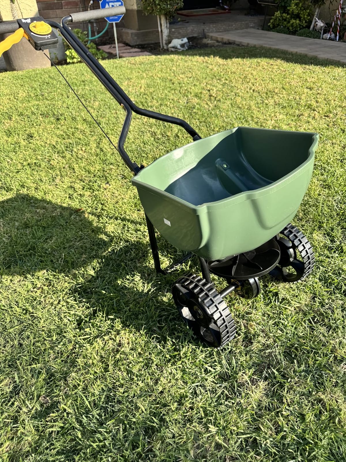 Amazon Basics Fertilizer Spreader for Lawn, Evenly Spreading, Multi-Gear System, Covers 5000 Square Feet per Load, 33 Pounds, 0.53 Cubic Feet, All Season, 1-Pack customer photo 1