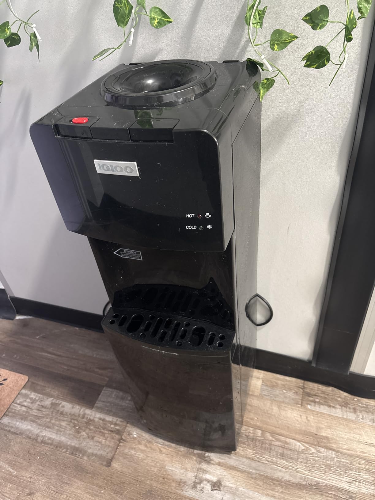 Igloo Top Loading Water Cooler with Removable Drip Tray & Energy-Saving Features- Water Tower with Hot & Cold Temperature Settings- Water Dispenser Fits 3 & 5-Gallon Jugs with Child Safety Lock- White customer photo 1