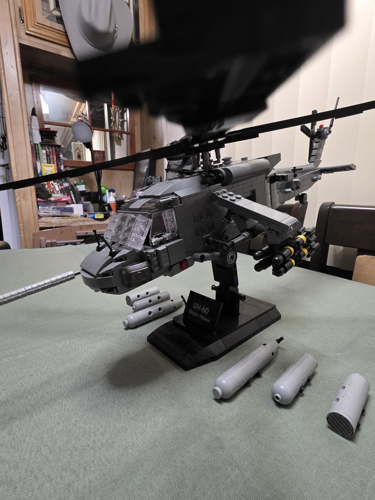 MISINI M8039 1:35 UH-60 Black Hawk Helicopter Building Blocks Set, Military Armed Helicopter Bricks Model Kit for Adults, Collectible Display Toy, Realistic Details, The Collector's Gift,1377 Pieces customer photo 1