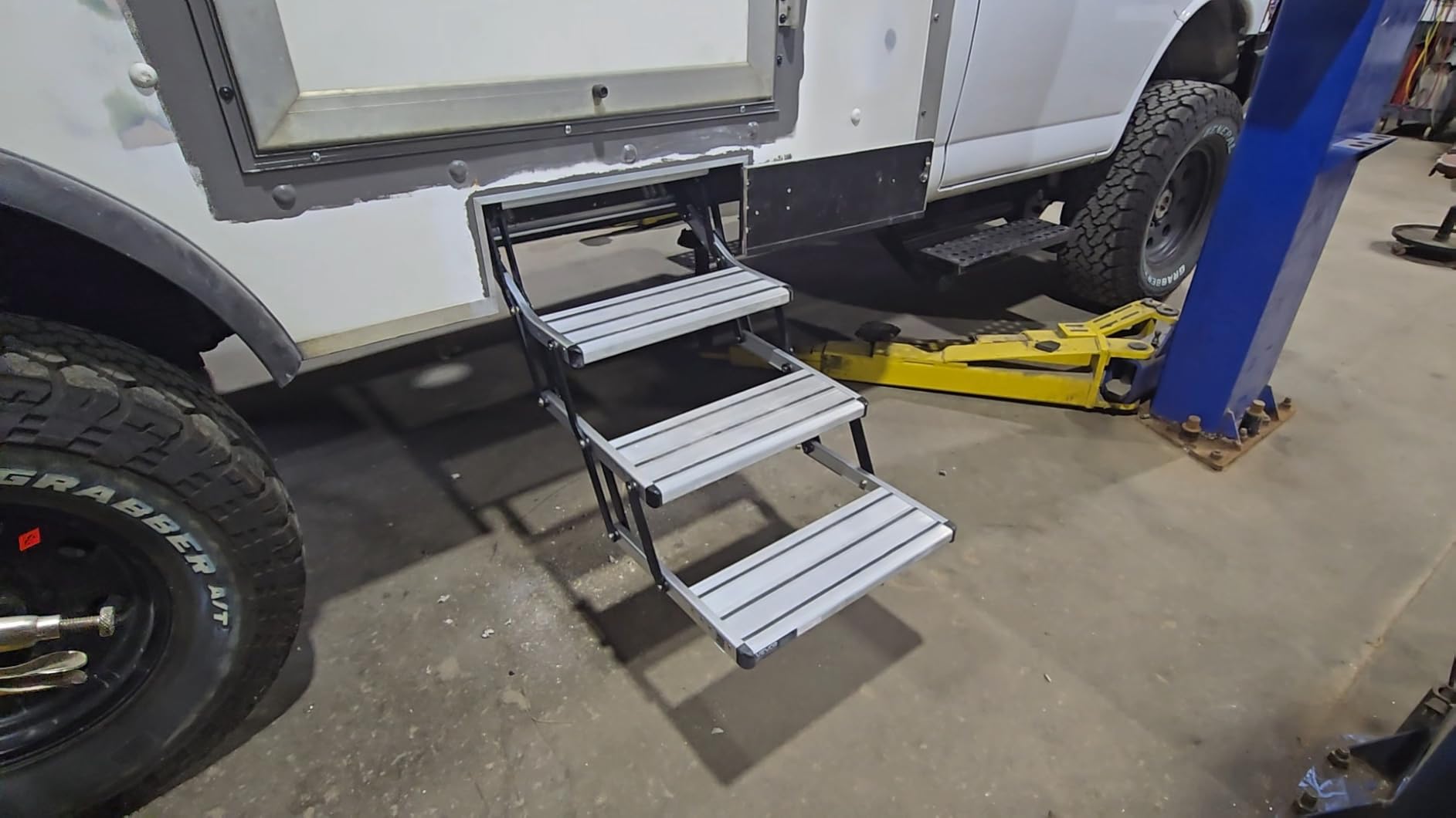 VEVOR RV Steps, 3-Step, 440 lbs Load Capacity, Manual Retractable RV Stairs, Telescopic Folding Aluminum Alloy Camper Steps, Steel Frame Non-Slip Entry Stairs for Camper Van Motorhome Travel Trailer customer photo 1