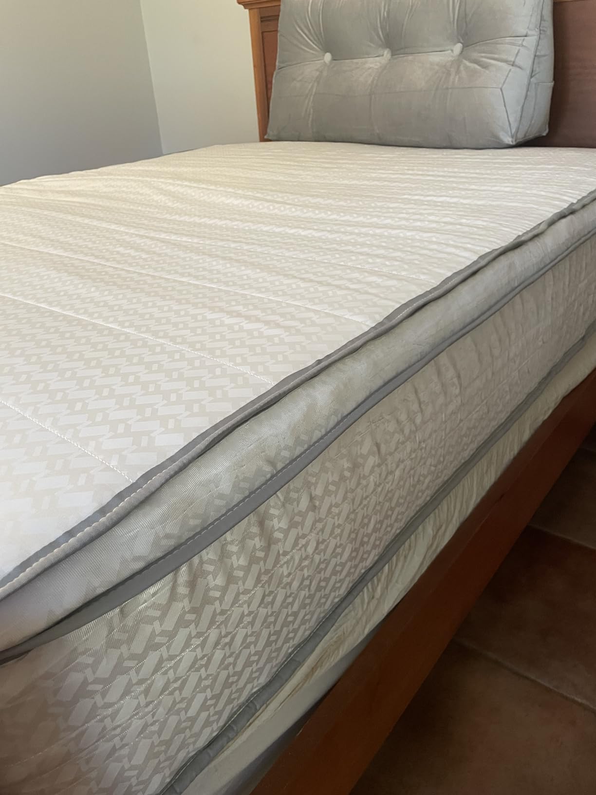 Novilla 12 Inch Queen Size Mattress, Hypoallergenic & Back Pain Relief, Hybrid Queen Mattresses in a Box with Smarts Coils, Fiberglass Free CertiPUR-US Certified Colchones No Box Spring Needed customer photo 1