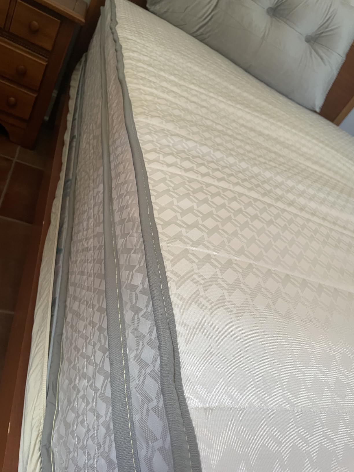 Novilla 12 Inch Queen Size Mattress, Hypoallergenic & Back Pain Relief, Hybrid Queen Mattresses in a Box with Smarts Coils, Fiberglass Free CertiPUR-US Certified Colchones No Box Spring Needed customer photo 2