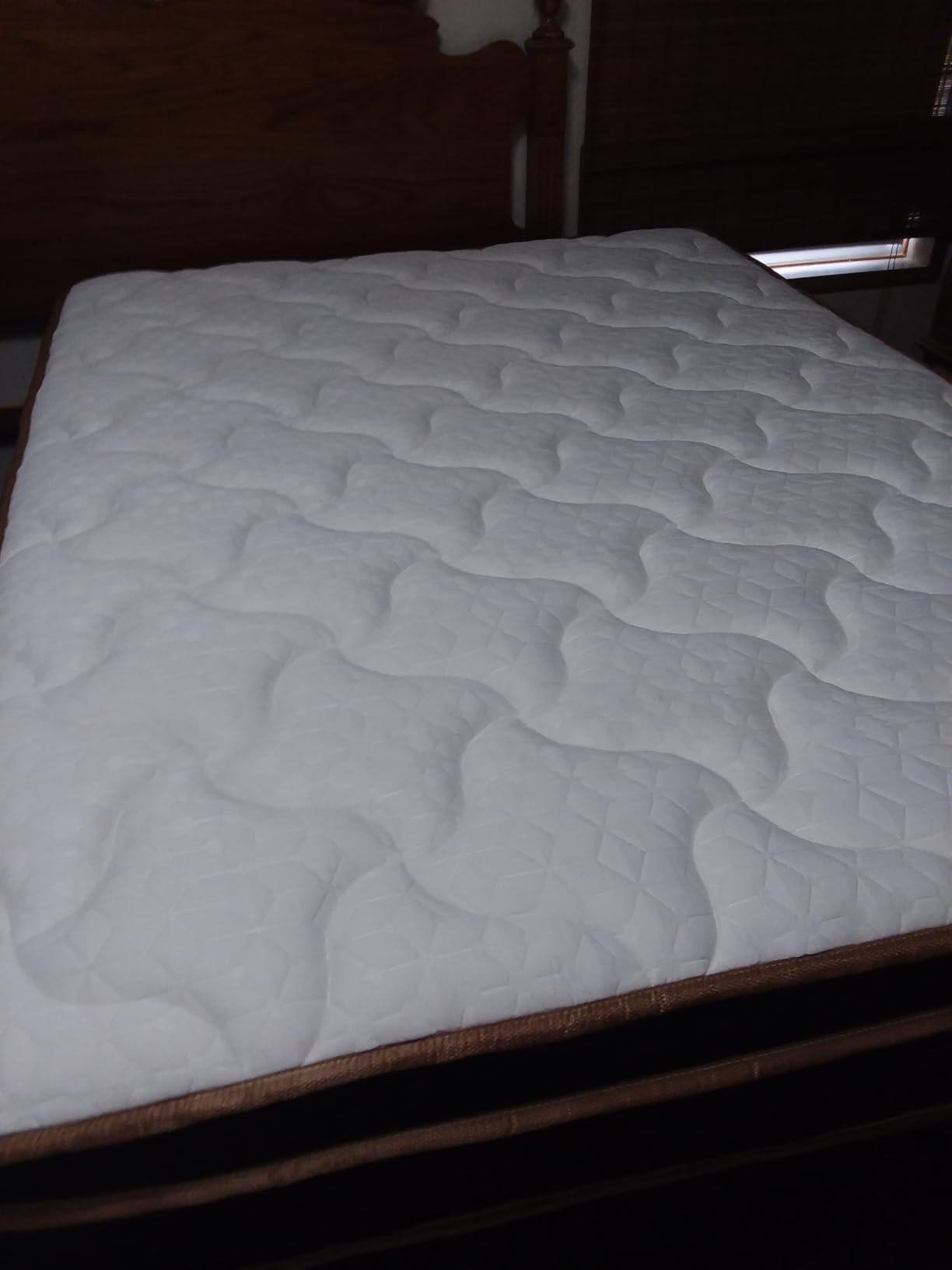 Queen Mattress 12 Inch, Cooling Hybrid Bed in a Box, 7-Zones Individual Pocket Spring, Motion Isolation, Targeted Hip/Shoulder/Lumbar Support, Fiberglass-Free, 365-Night Trial, CertiPUR-US customer photo 1