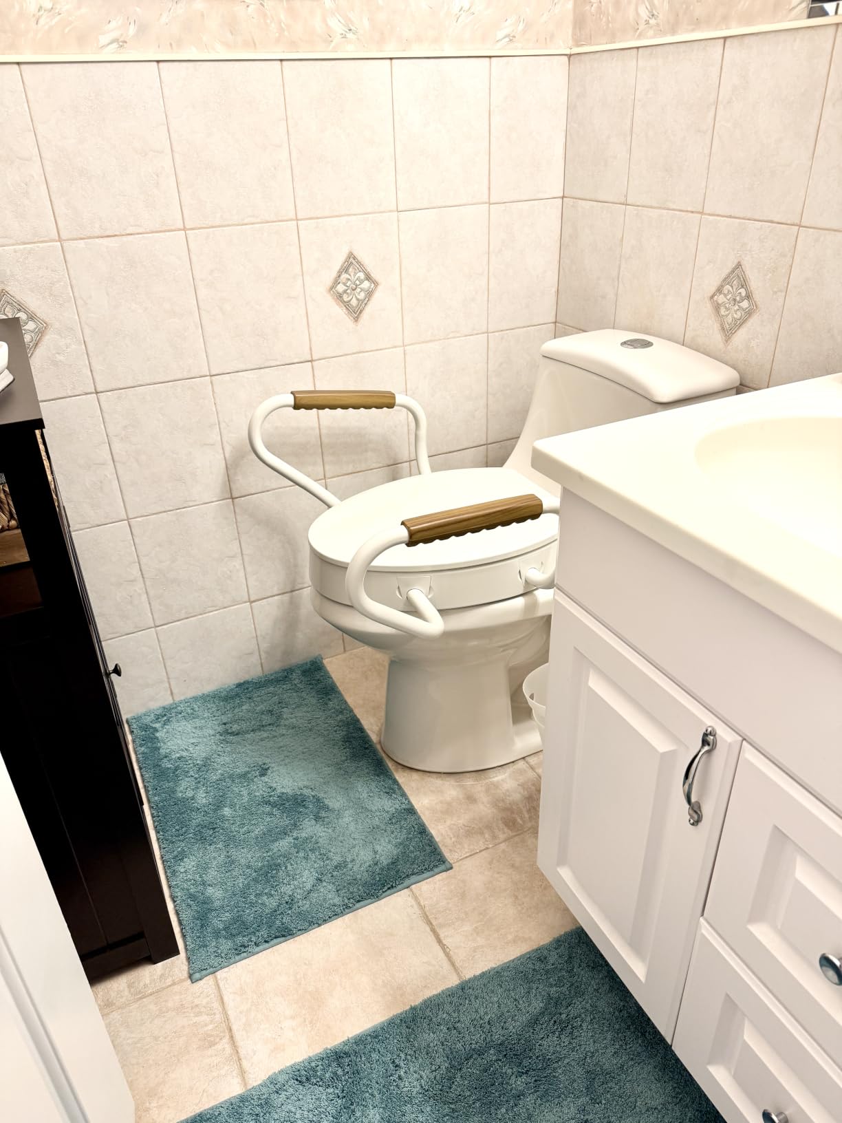 Lunderg Solva Raised Toilet Seat with Handles - Elongated - Adds 3 Inches customer photo 1