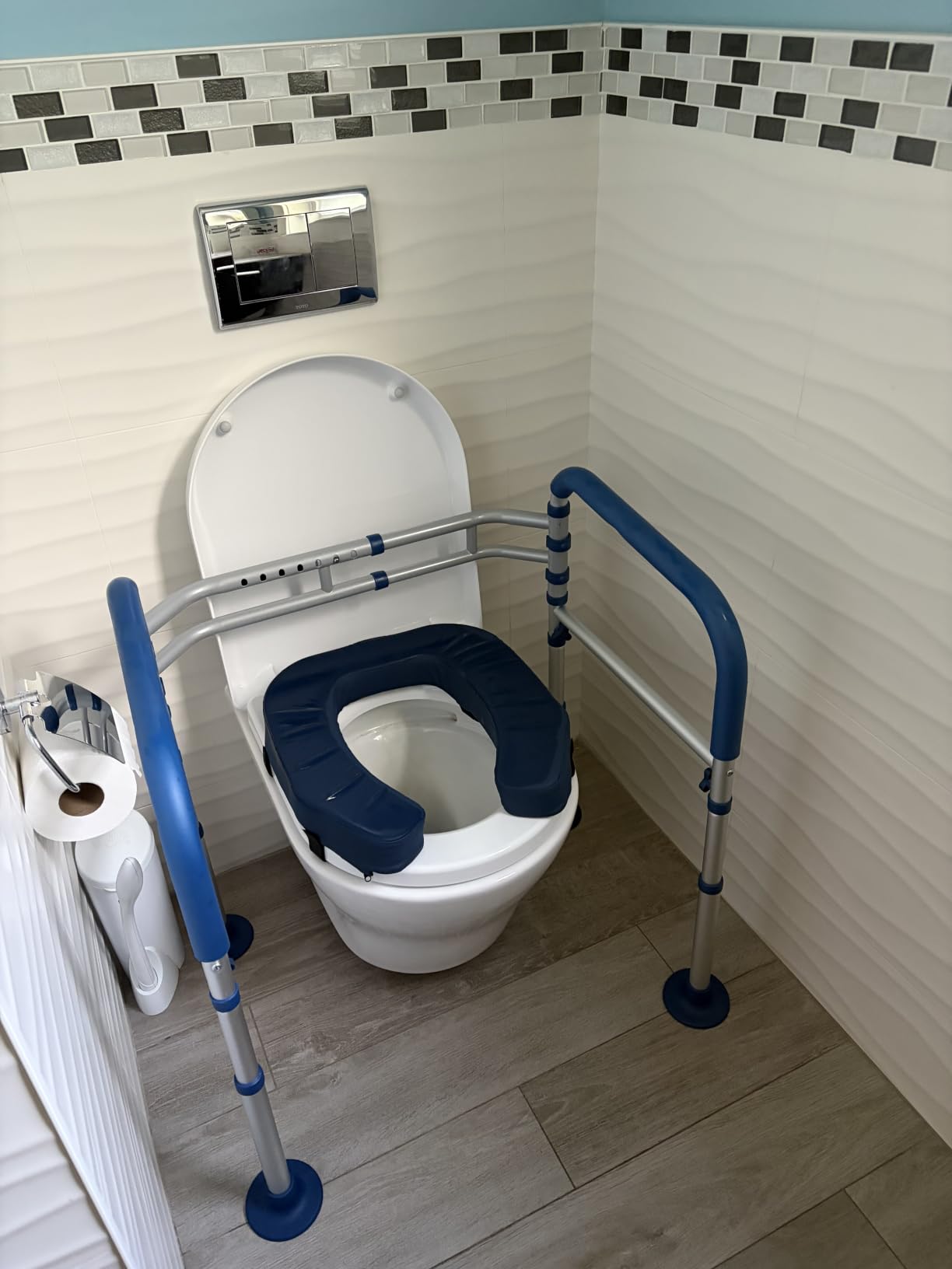 Loyoda Toilet Safety Frame for Seniors, Adjustable Toilet Safety Rail customer photo 1