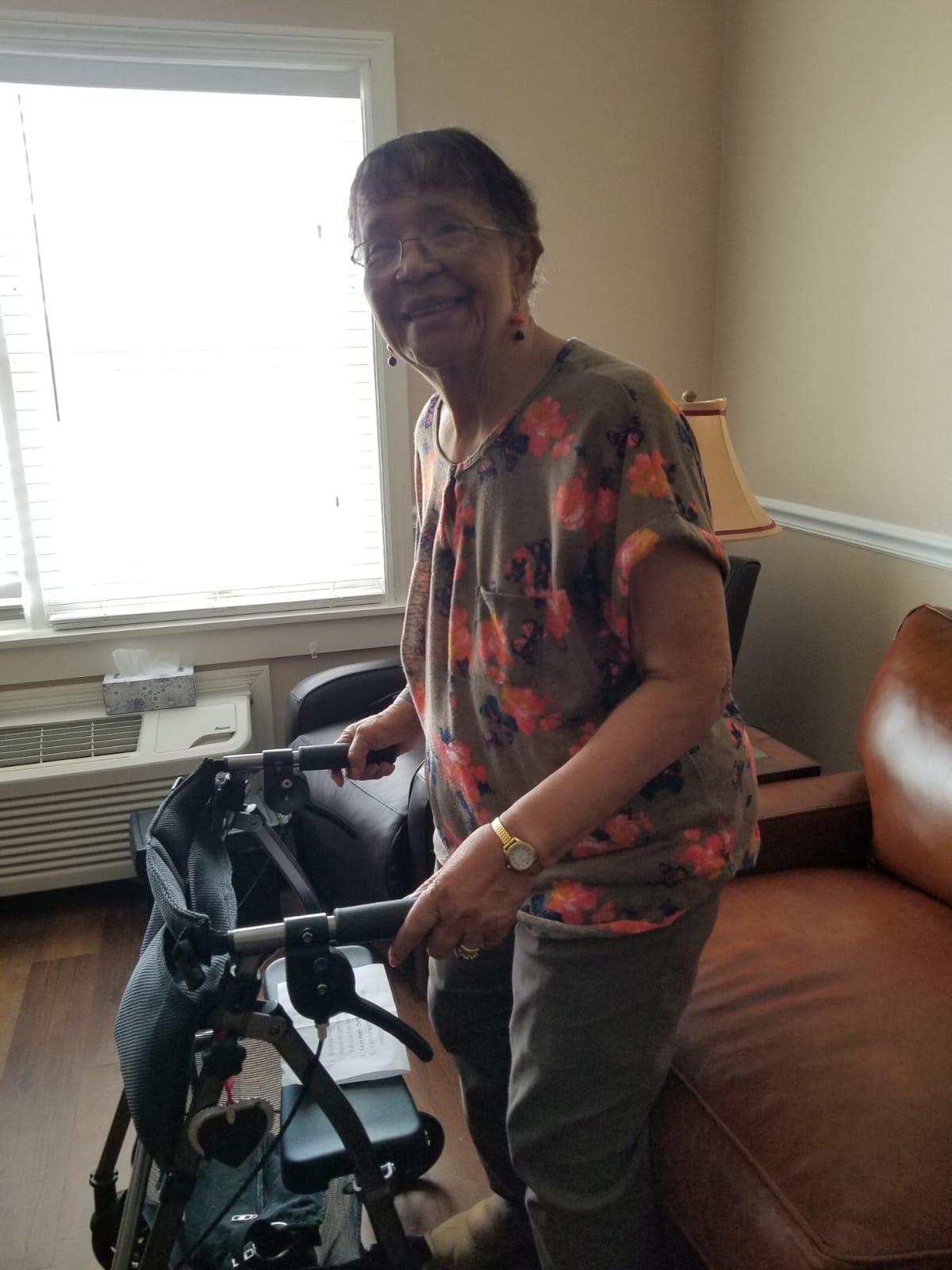 Stander Wonder Rollator Plus Short, Lightweight Junior Folding Mobility Aid for Petite Adults, Seniors, and Elderly, Collapsible Travel Rolling Walker with Four Wheels and Seat, Vivid White customer photo 1