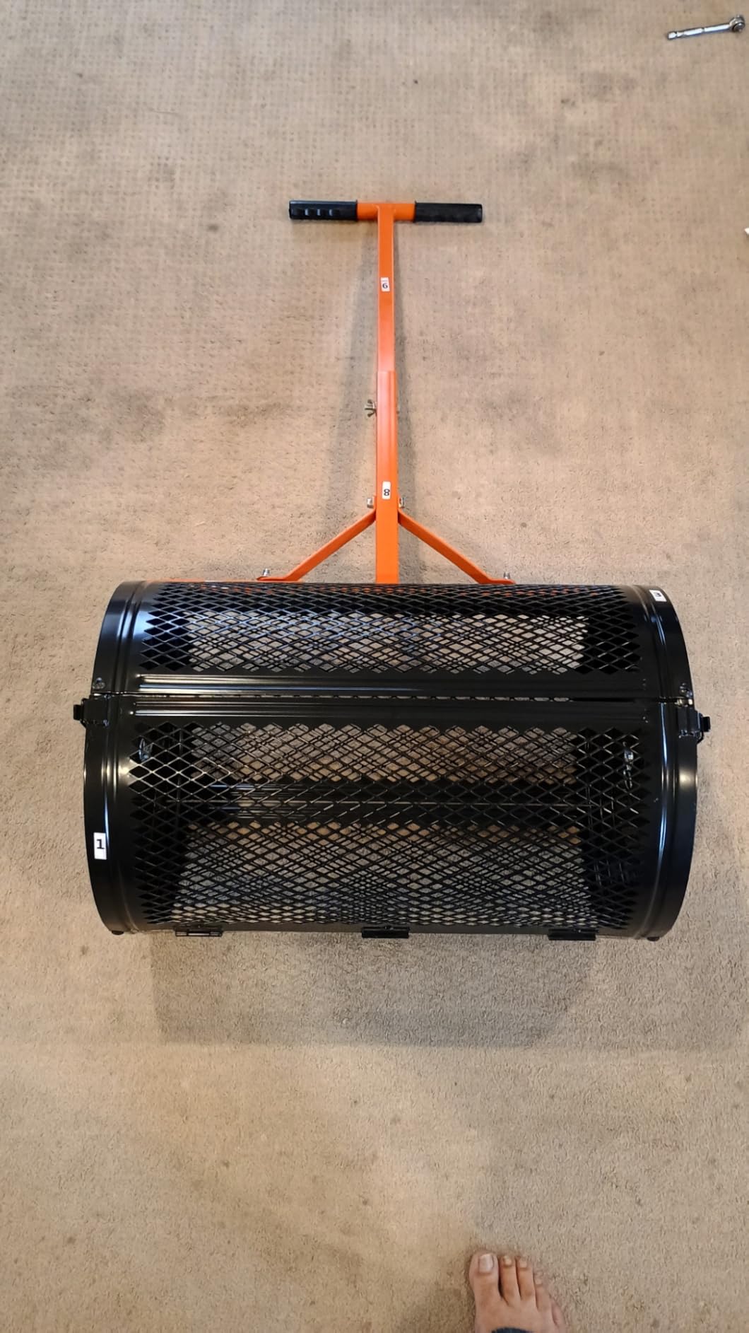 VEVOR Broadcast Spreader 50 lbs Capacity Drop Spreader with Hopper Grate | for Lawn & Garden Care, 18 in Spreading Width & 30 Adjustable Settings, 10 in All Terrain Tires for Seed, Fertilizer, Black customer photo 2