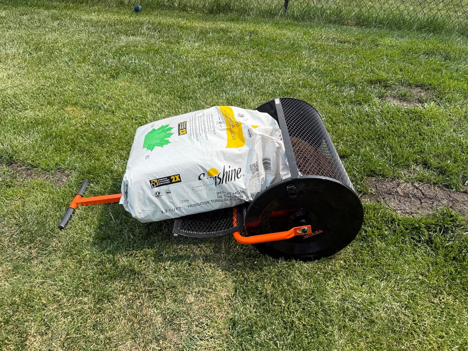 VEVOR Broadcast Spreader 100 lbs Capacity Walk-Behind Push Spreader Black | For Lawn Garden, 0-9.8 ft Spreading Width, 13 in All Terrain Pneumatic Tires, Hopper Grate for Seed Fertilizer Salt Ice Melt customer photo 1